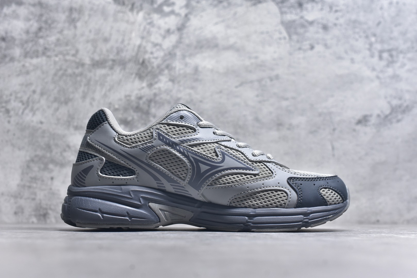 图片[3]-#Mizuno Speed 2K 美津浓复古厚底织物合成革防滑耐磨透气低帮休闲跑步鞋 美津浓（Mizuno）是日本美津浓株式会社于1906年创立的运动品牌，经过一个多世纪的不断努力现已成为世界著名的运动器具、服装和鞋类生产商。美津浓力求服务于各类运动项目，并竭力使运动生活更加愉快和振奋。产品种类齐全，覆盖几乎全部主要运动项目，达到30万多个品类。尺码：36 36.5 37.5 38 38.5 39 40 40.5 41 42 42.5 43 44 44.5 45-选品中心