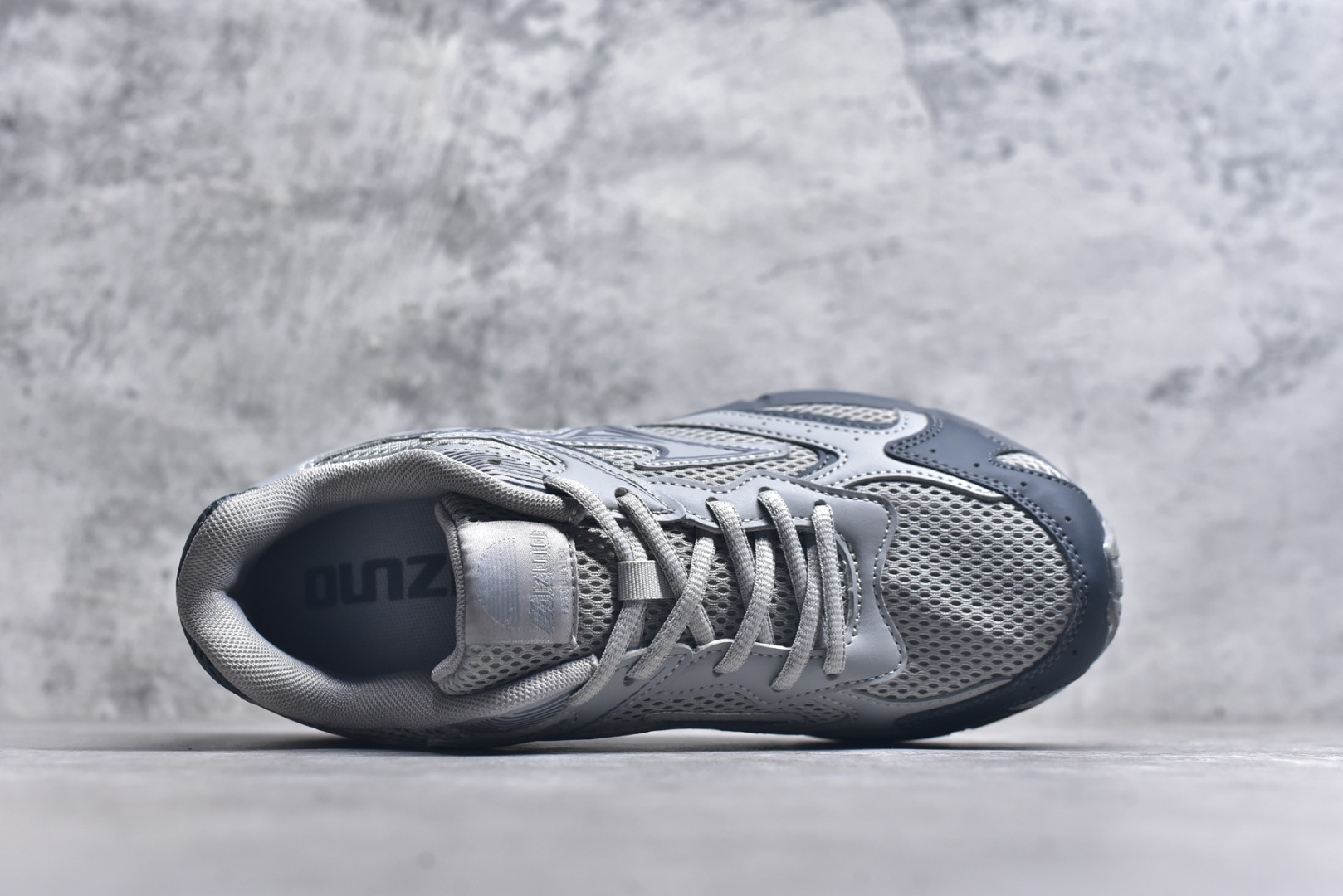 图片[4]-#Mizuno Speed 2K 美津浓复古厚底织物合成革防滑耐磨透气低帮休闲跑步鞋 美津浓（Mizuno）是日本美津浓株式会社于1906年创立的运动品牌，经过一个多世纪的不断努力现已成为世界著名的运动器具、服装和鞋类生产商。美津浓力求服务于各类运动项目，并竭力使运动生活更加愉快和振奋。产品种类齐全，覆盖几乎全部主要运动项目，达到30万多个品类。尺码：36 36.5 37.5 38 38.5 39 40 40.5 41 42 42.5 43 44 44.5 45-选品中心