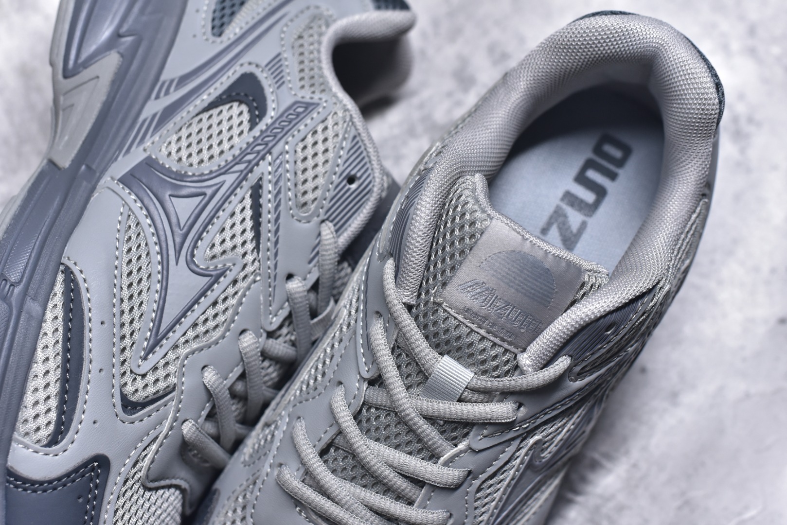 图片[9]-#Mizuno Speed 2K 美津浓复古厚底织物合成革防滑耐磨透气低帮休闲跑步鞋 美津浓（Mizuno）是日本美津浓株式会社于1906年创立的运动品牌，经过一个多世纪的不断努力现已成为世界著名的运动器具、服装和鞋类生产商。美津浓力求服务于各类运动项目，并竭力使运动生活更加愉快和振奋。产品种类齐全，覆盖几乎全部主要运动项目，达到30万多个品类。尺码：36 36.5 37.5 38 38.5 39 40 40.5 41 42 42.5 43 44 44.5 45-选品中心