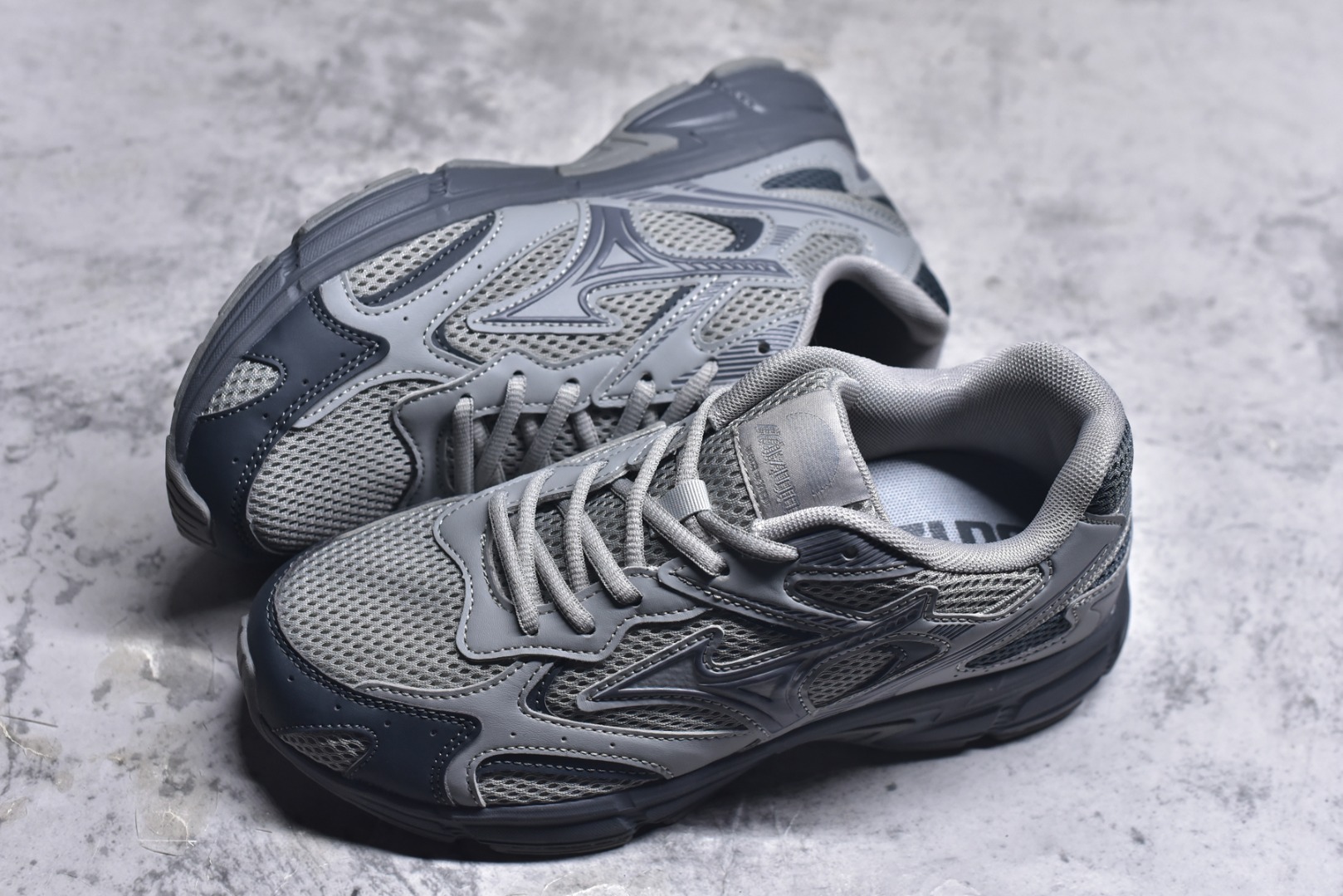 图片[7]-#Mizuno Speed 2K 美津浓复古厚底织物合成革防滑耐磨透气低帮休闲跑步鞋 美津浓（Mizuno）是日本美津浓株式会社于1906年创立的运动品牌，经过一个多世纪的不断努力现已成为世界著名的运动器具、服装和鞋类生产商。美津浓力求服务于各类运动项目，并竭力使运动生活更加愉快和振奋。产品种类齐全，覆盖几乎全部主要运动项目，达到30万多个品类。尺码：36 36.5 37.5 38 38.5 39 40 40.5 41 42 42.5 43 44 44.5 45-选品中心