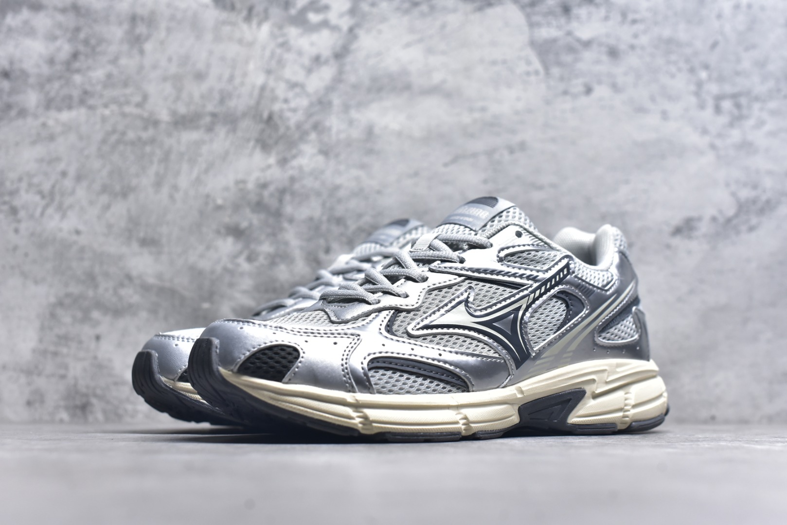 图片[2]-#Mizuno Speed 2K 美津浓复古厚底织物合成革防滑耐磨透气低帮休闲跑步鞋 美津浓（Mizuno）是日本美津浓株式会社于1906年创立的运动品牌，经过一个多世纪的不断努力现已成为世界著名的运动器具、服装和鞋类生产商。美津浓力求服务于各类运动项目，并竭力使运动生活更加愉快和振奋。产品种类齐全，覆盖几乎全部主要运动项目，达到30万多个品类。尺码：36 36.5 37.5 38 38.5 39 40 40.5 41 42 42.5 43 44 44.5 45-选品中心