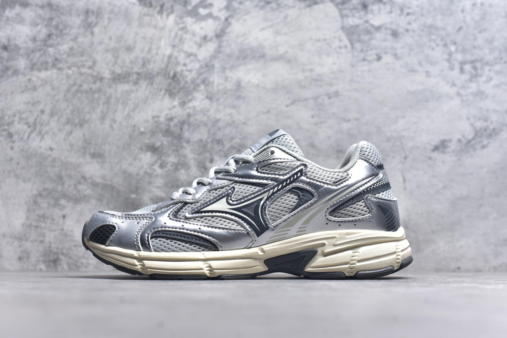 #Mizuno Speed 2K 美津浓复古厚底织物合成革防滑耐磨透气低帮休闲跑步鞋 美津浓（Mizuno）是日本美津浓株式会社于1906年创立的运动品牌，经过一个多世纪的不断努力现已成为世界著名的运动器具、服装和鞋类生产商。美津浓力求服务于各类运动项目，并竭力使运动生活更加愉快和振奋。产品种类齐全，覆盖几乎全部主要运动项目，达到30万多个品类。尺码：36 36.5 37.5 38 38.5 39 40 40.5 41 42 42.5 43 44 44.5 45-选品中心