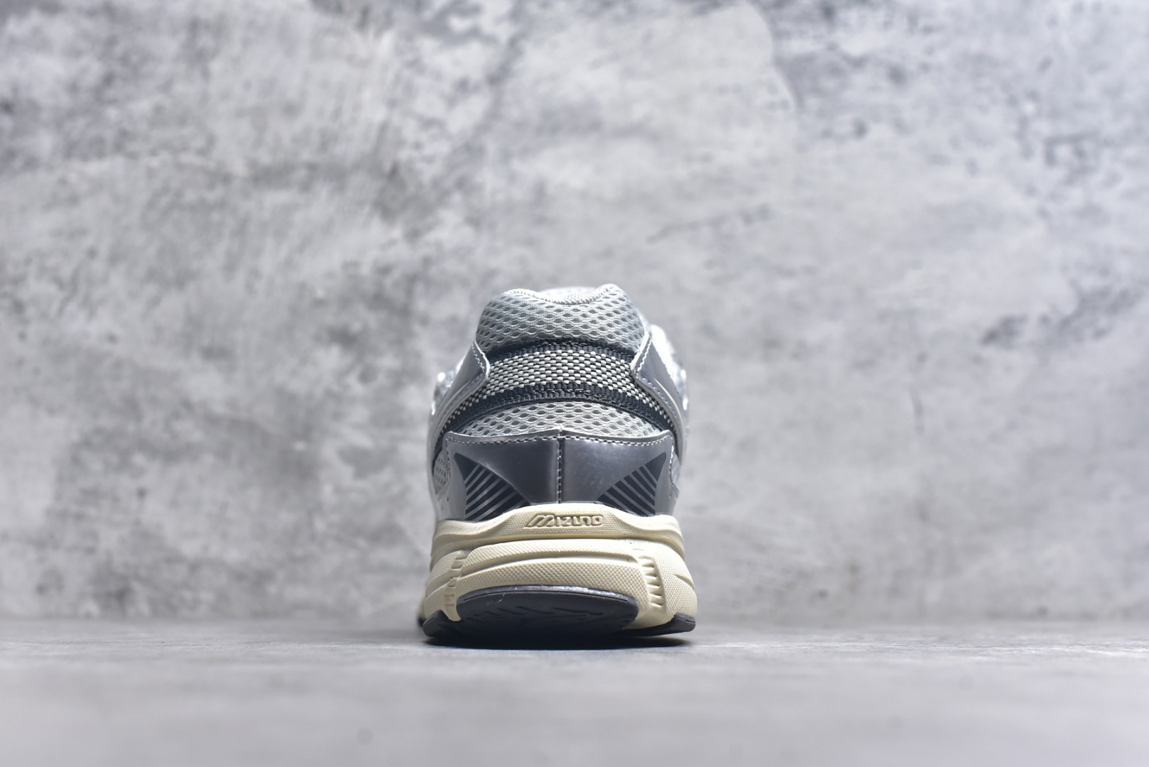 图片[5]-#Mizuno Speed 2K 美津浓复古厚底织物合成革防滑耐磨透气低帮休闲跑步鞋 美津浓（Mizuno）是日本美津浓株式会社于1906年创立的运动品牌，经过一个多世纪的不断努力现已成为世界著名的运动器具、服装和鞋类生产商。美津浓力求服务于各类运动项目，并竭力使运动生活更加愉快和振奋。产品种类齐全，覆盖几乎全部主要运动项目，达到30万多个品类。尺码：36 36.5 37.5 38 38.5 39 40 40.5 41 42 42.5 43 44 44.5 45-选品中心