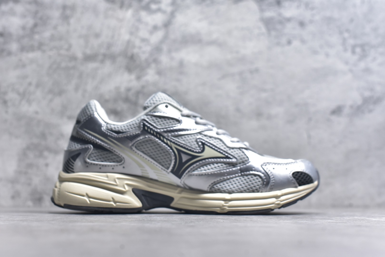 图片[3]-#Mizuno Speed 2K 美津浓复古厚底织物合成革防滑耐磨透气低帮休闲跑步鞋 美津浓（Mizuno）是日本美津浓株式会社于1906年创立的运动品牌，经过一个多世纪的不断努力现已成为世界著名的运动器具、服装和鞋类生产商。美津浓力求服务于各类运动项目，并竭力使运动生活更加愉快和振奋。产品种类齐全，覆盖几乎全部主要运动项目，达到30万多个品类。尺码：36 36.5 37.5 38 38.5 39 40 40.5 41 42 42.5 43 44 44.5 45-选品中心