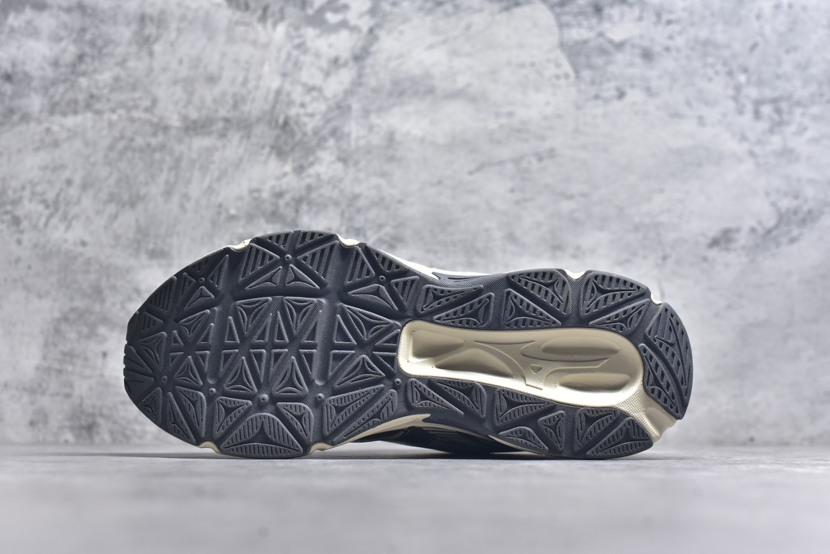 图片[6]-#Mizuno Speed 2K 美津浓复古厚底织物合成革防滑耐磨透气低帮休闲跑步鞋 美津浓（Mizuno）是日本美津浓株式会社于1906年创立的运动品牌，经过一个多世纪的不断努力现已成为世界著名的运动器具、服装和鞋类生产商。美津浓力求服务于各类运动项目，并竭力使运动生活更加愉快和振奋。产品种类齐全，覆盖几乎全部主要运动项目，达到30万多个品类。尺码：36 36.5 37.5 38 38.5 39 40 40.5 41 42 42.5 43 44 44.5 45-选品中心