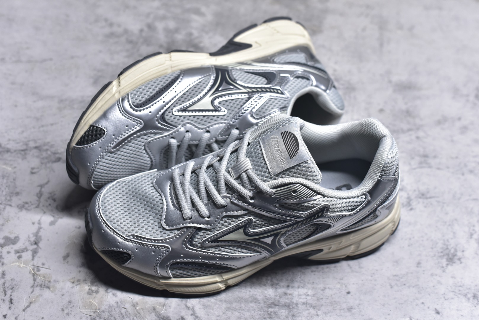 图片[7]-#Mizuno Speed 2K 美津浓复古厚底织物合成革防滑耐磨透气低帮休闲跑步鞋 美津浓（Mizuno）是日本美津浓株式会社于1906年创立的运动品牌，经过一个多世纪的不断努力现已成为世界著名的运动器具、服装和鞋类生产商。美津浓力求服务于各类运动项目，并竭力使运动生活更加愉快和振奋。产品种类齐全，覆盖几乎全部主要运动项目，达到30万多个品类。尺码：36 36.5 37.5 38 38.5 39 40 40.5 41 42 42.5 43 44 44.5 45-选品中心