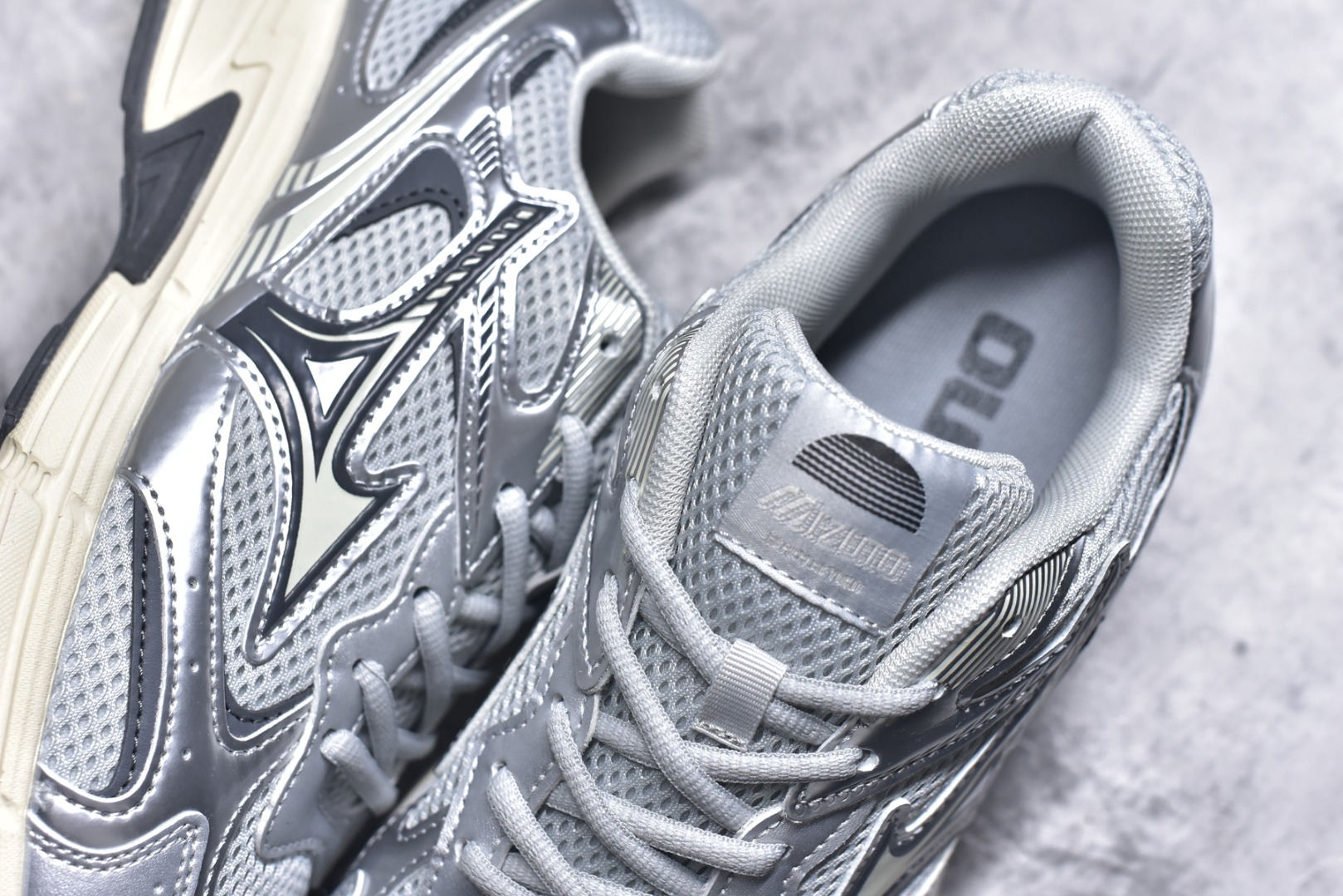 图片[9]-#Mizuno Speed 2K 美津浓复古厚底织物合成革防滑耐磨透气低帮休闲跑步鞋 美津浓（Mizuno）是日本美津浓株式会社于1906年创立的运动品牌，经过一个多世纪的不断努力现已成为世界著名的运动器具、服装和鞋类生产商。美津浓力求服务于各类运动项目，并竭力使运动生活更加愉快和振奋。产品种类齐全，覆盖几乎全部主要运动项目，达到30万多个品类。尺码：36 36.5 37.5 38 38.5 39 40 40.5 41 42 42.5 43 44 44.5 45-选品中心