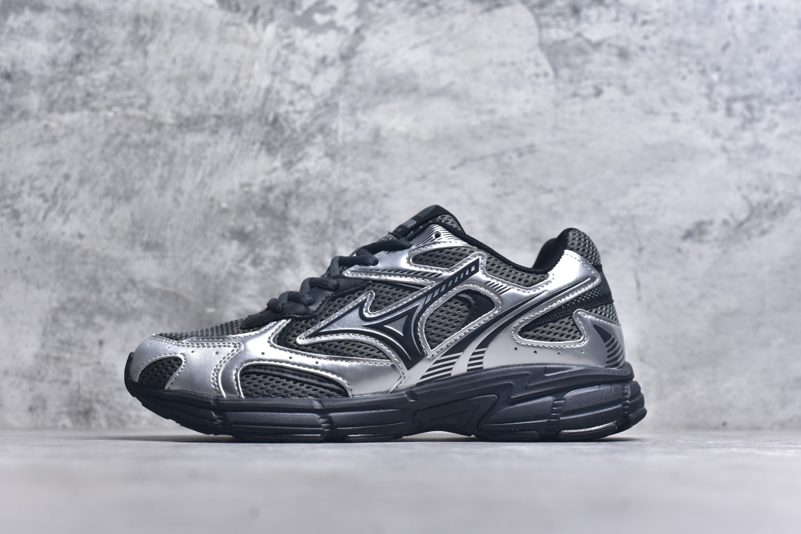 #Mizuno Speed 2K 美津浓复古厚底织物合成革防滑耐磨透气低帮休闲跑步鞋 美津浓（Mizuno）是日本美津浓株式会社于1906年创立的运动品牌，经过一个多世纪的不断努力现已成为世界著名的运动器具、服装和鞋类生产商。美津浓力求服务于各类运动项目，并竭力使运动生活更加愉快和振奋。产品种类齐全，覆盖几乎全部主要运动项目，达到30万多个品类。尺码：36 36.5 37.5 38 38.5 39 40 40.5 41 42 42.5 43 44 44.5 45-选品中心