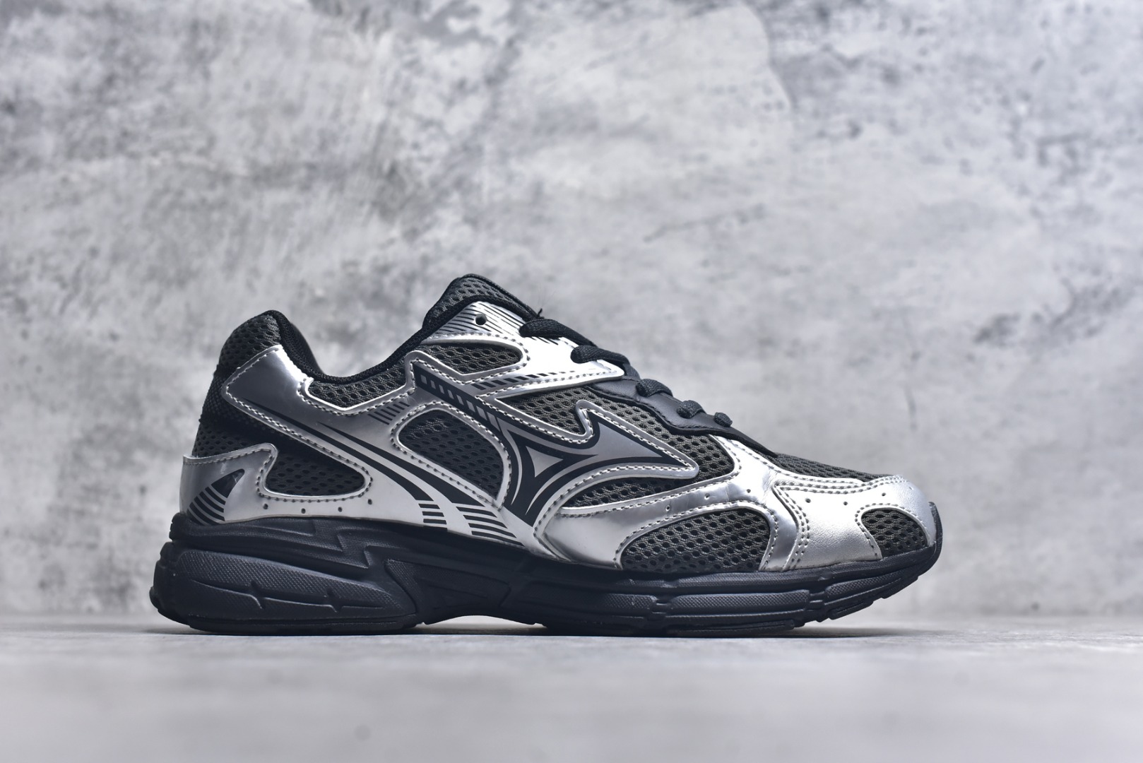 图片[3]-#Mizuno Speed 2K 美津浓复古厚底织物合成革防滑耐磨透气低帮休闲跑步鞋 美津浓（Mizuno）是日本美津浓株式会社于1906年创立的运动品牌，经过一个多世纪的不断努力现已成为世界著名的运动器具、服装和鞋类生产商。美津浓力求服务于各类运动项目，并竭力使运动生活更加愉快和振奋。产品种类齐全，覆盖几乎全部主要运动项目，达到30万多个品类。尺码：36 36.5 37.5 38 38.5 39 40 40.5 41 42 42.5 43 44 44.5 45-选品中心