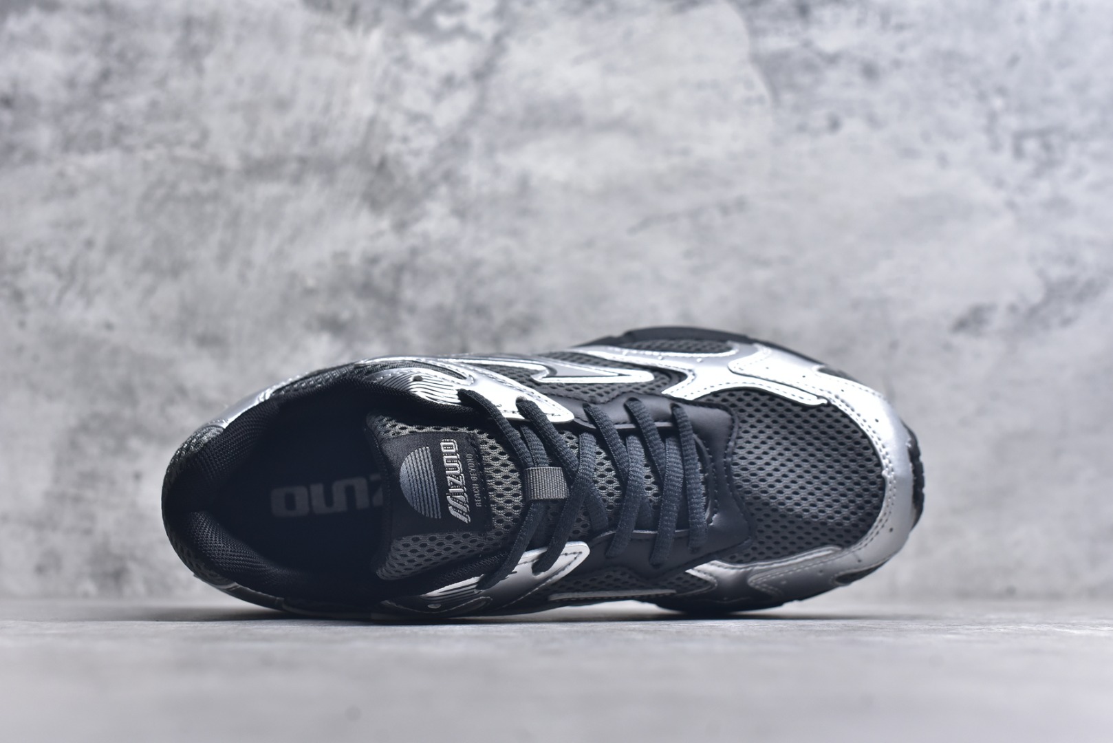 图片[4]-#Mizuno Speed 2K 美津浓复古厚底织物合成革防滑耐磨透气低帮休闲跑步鞋 美津浓（Mizuno）是日本美津浓株式会社于1906年创立的运动品牌，经过一个多世纪的不断努力现已成为世界著名的运动器具、服装和鞋类生产商。美津浓力求服务于各类运动项目，并竭力使运动生活更加愉快和振奋。产品种类齐全，覆盖几乎全部主要运动项目，达到30万多个品类。尺码：36 36.5 37.5 38 38.5 39 40 40.5 41 42 42.5 43 44 44.5 45-选品中心