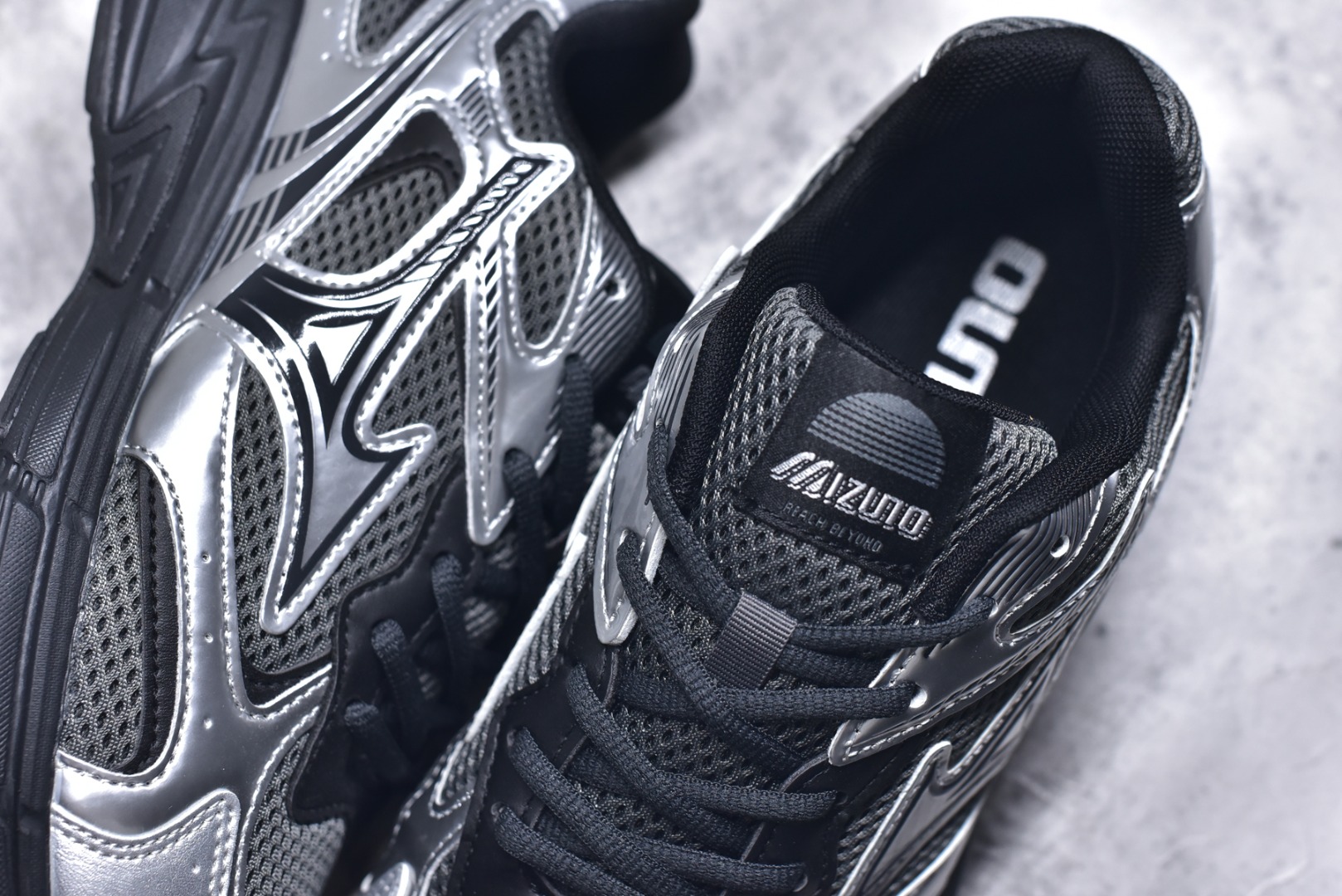 图片[9]-#Mizuno Speed 2K 美津浓复古厚底织物合成革防滑耐磨透气低帮休闲跑步鞋 美津浓（Mizuno）是日本美津浓株式会社于1906年创立的运动品牌，经过一个多世纪的不断努力现已成为世界著名的运动器具、服装和鞋类生产商。美津浓力求服务于各类运动项目，并竭力使运动生活更加愉快和振奋。产品种类齐全，覆盖几乎全部主要运动项目，达到30万多个品类。尺码：36 36.5 37.5 38 38.5 39 40 40.5 41 42 42.5 43 44 44.5 45-选品中心