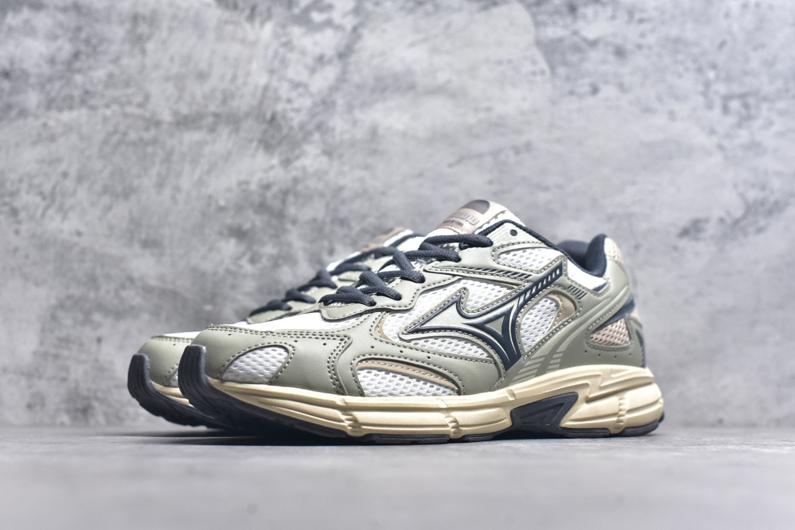 图片[2]-#Mizuno Speed 2K 美津浓复古厚底织物合成革防滑耐磨透气低帮休闲跑步鞋 美津浓（Mizuno）是日本美津浓株式会社于1906年创立的运动品牌，经过一个多世纪的不断努力现已成为世界著名的运动器具、服装和鞋类生产商。美津浓力求服务于各类运动项目，并竭力使运动生活更加愉快和振奋。产品种类齐全，覆盖几乎全部主要运动项目，达到30万多个品类。尺码：36 36.5 37.5 38 38.5 39 40 40.5 41 42 42.5 43 44 44.5 45-选品中心