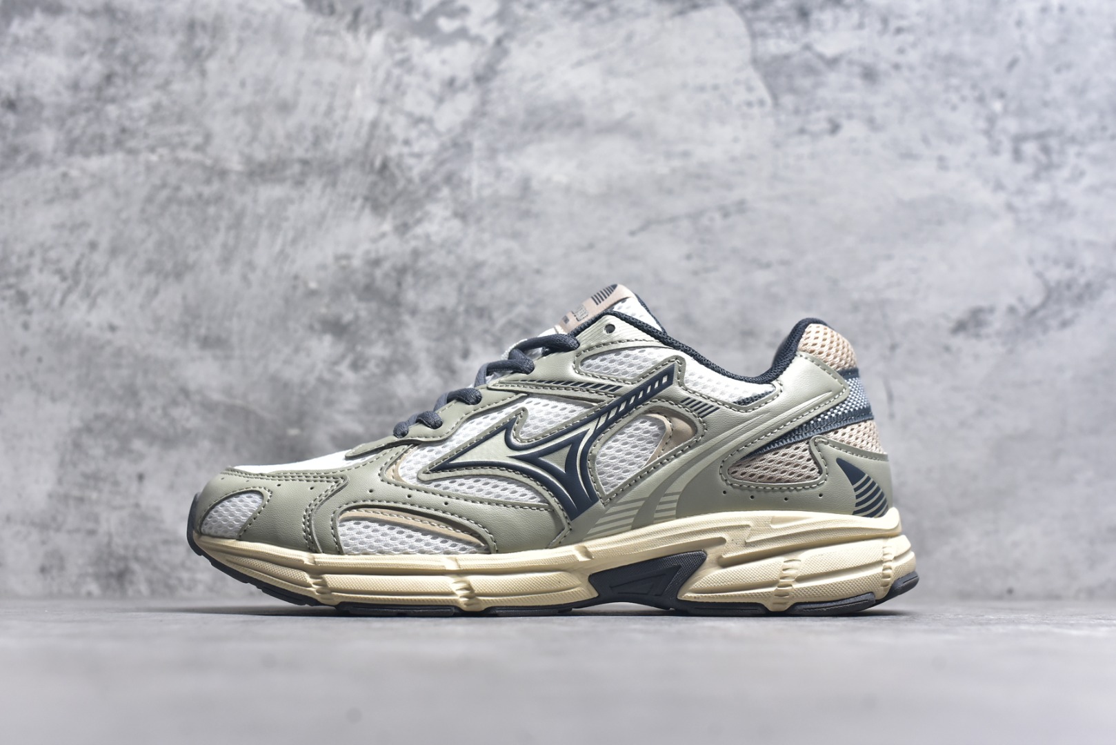 #Mizuno Speed 2K 美津浓复古厚底织物合成革防滑耐磨透气低帮休闲跑步鞋 美津浓（Mizuno）是日本美津浓株式会社于1906年创立的运动品牌，经过一个多世纪的不断努力现已成为世界著名的运动器具、服装和鞋类生产商。美津浓力求服务于各类运动项目，并竭力使运动生活更加愉快和振奋。产品种类齐全，覆盖几乎全部主要运动项目，达到30万多个品类。尺码：36 36.5 37.5 38 38.5 39 40 40.5 41 42 42.5 43 44 44.5 45-选品中心