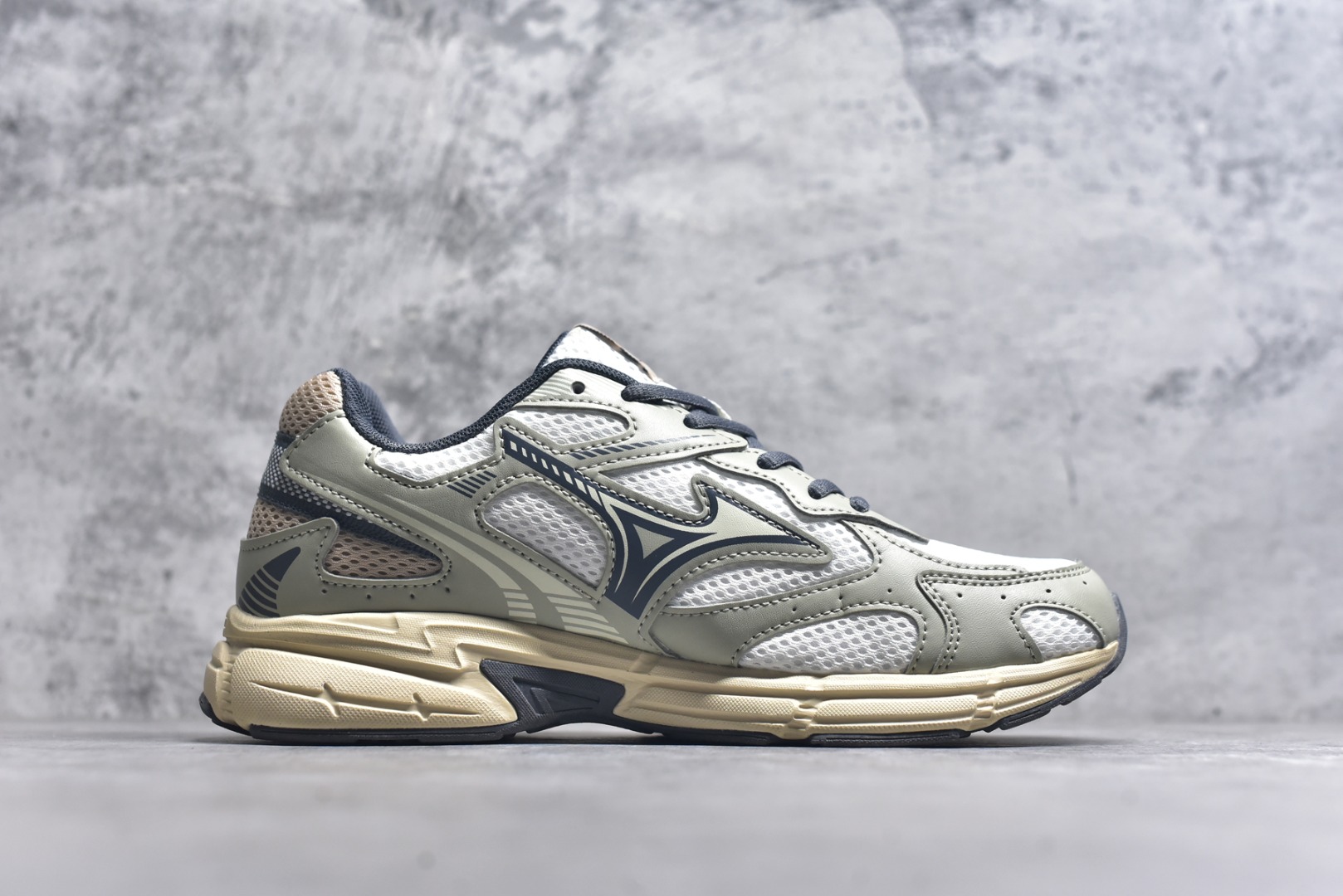 图片[3]-#Mizuno Speed 2K 美津浓复古厚底织物合成革防滑耐磨透气低帮休闲跑步鞋 美津浓（Mizuno）是日本美津浓株式会社于1906年创立的运动品牌，经过一个多世纪的不断努力现已成为世界著名的运动器具、服装和鞋类生产商。美津浓力求服务于各类运动项目，并竭力使运动生活更加愉快和振奋。产品种类齐全，覆盖几乎全部主要运动项目，达到30万多个品类。尺码：36 36.5 37.5 38 38.5 39 40 40.5 41 42 42.5 43 44 44.5 45-选品中心