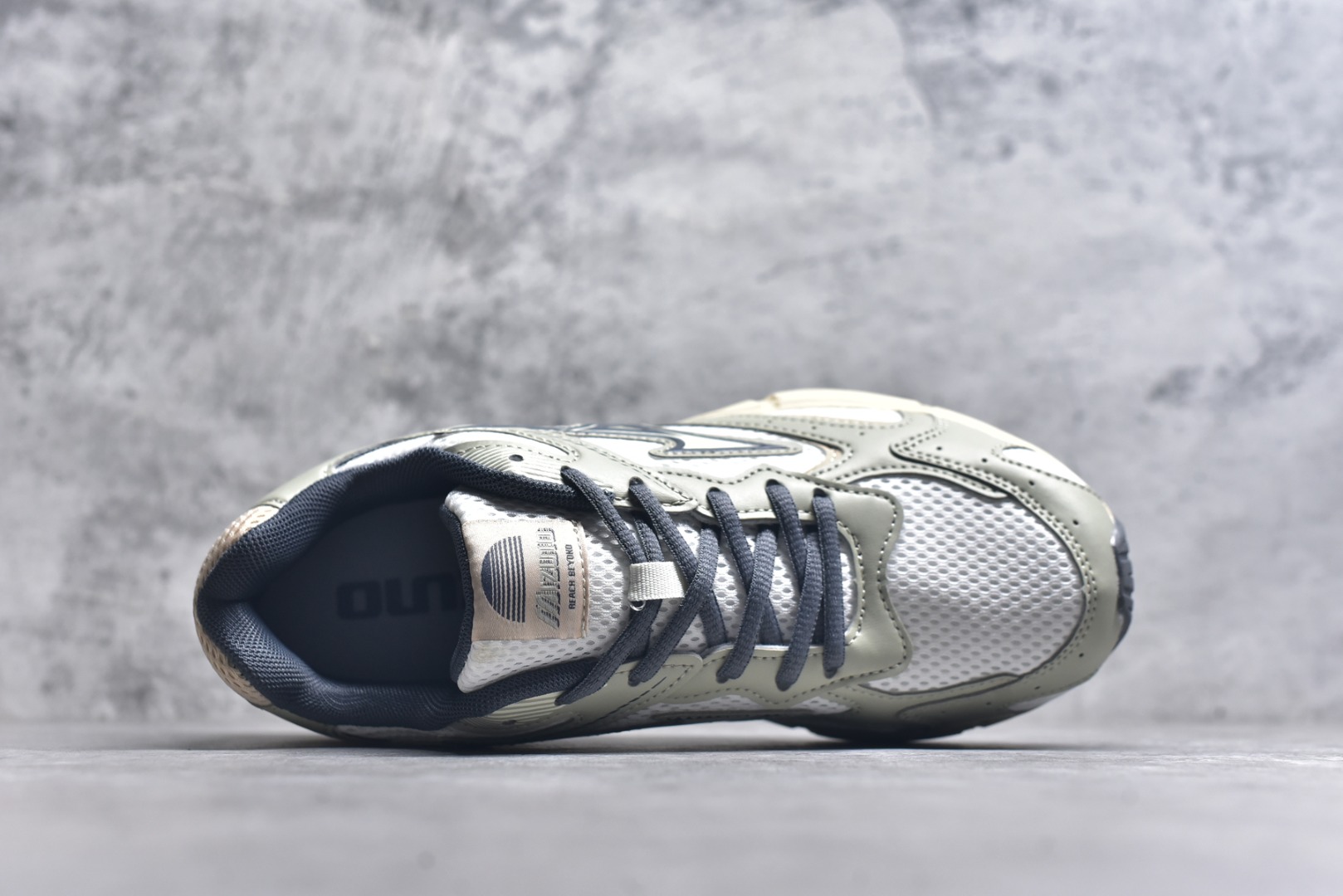 图片[4]-#Mizuno Speed 2K 美津浓复古厚底织物合成革防滑耐磨透气低帮休闲跑步鞋 美津浓（Mizuno）是日本美津浓株式会社于1906年创立的运动品牌，经过一个多世纪的不断努力现已成为世界著名的运动器具、服装和鞋类生产商。美津浓力求服务于各类运动项目，并竭力使运动生活更加愉快和振奋。产品种类齐全，覆盖几乎全部主要运动项目，达到30万多个品类。尺码：36 36.5 37.5 38 38.5 39 40 40.5 41 42 42.5 43 44 44.5 45-选品中心