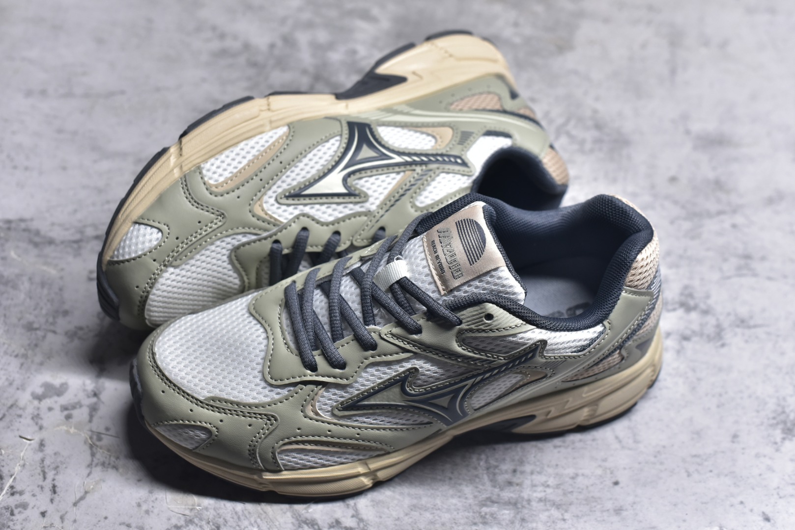 图片[7]-#Mizuno Speed 2K 美津浓复古厚底织物合成革防滑耐磨透气低帮休闲跑步鞋 美津浓（Mizuno）是日本美津浓株式会社于1906年创立的运动品牌，经过一个多世纪的不断努力现已成为世界著名的运动器具、服装和鞋类生产商。美津浓力求服务于各类运动项目，并竭力使运动生活更加愉快和振奋。产品种类齐全，覆盖几乎全部主要运动项目，达到30万多个品类。尺码：36 36.5 37.5 38 38.5 39 40 40.5 41 42 42.5 43 44 44.5 45-选品中心