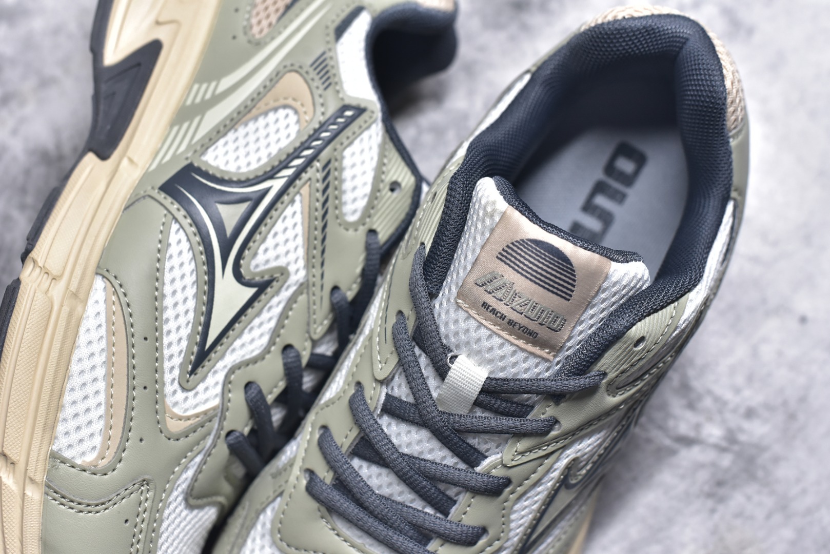 图片[9]-#Mizuno Speed 2K 美津浓复古厚底织物合成革防滑耐磨透气低帮休闲跑步鞋 美津浓（Mizuno）是日本美津浓株式会社于1906年创立的运动品牌，经过一个多世纪的不断努力现已成为世界著名的运动器具、服装和鞋类生产商。美津浓力求服务于各类运动项目，并竭力使运动生活更加愉快和振奋。产品种类齐全，覆盖几乎全部主要运动项目，达到30万多个品类。尺码：36 36.5 37.5 38 38.5 39 40 40.5 41 42 42.5 43 44 44.5 45-选品中心