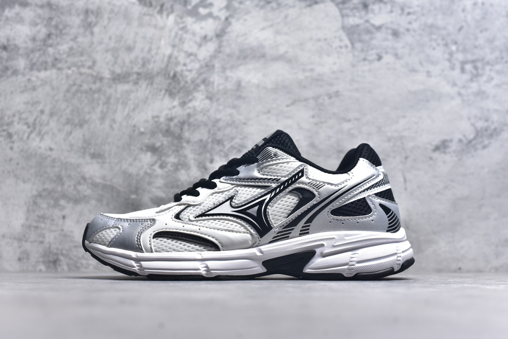 #Mizuno Speed 2K 美津浓复古厚底织物合成革防滑耐磨透气低帮休闲跑步鞋 美津浓（Mizuno）是日本美津浓株式会社于1906年创立的运动品牌，经过一个多世纪的不断努力现已成为世界著名的运动器具、服装和鞋类生产商。美津浓力求服务于各类运动项目，并竭力使运动生活更加愉快和振奋。产品种类齐全，覆盖几乎全部主要运动项目，达到30万多个品类。尺码：36 36.5 37.5 38 38.5 39 40 40.5 41 42 42.5 43 44 44.5 45-选品中心