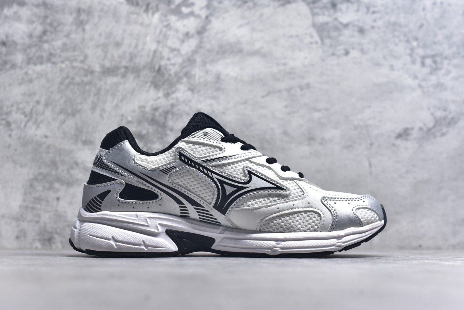 图片[3]-#Mizuno Speed 2K 美津浓复古厚底织物合成革防滑耐磨透气低帮休闲跑步鞋 美津浓（Mizuno）是日本美津浓株式会社于1906年创立的运动品牌，经过一个多世纪的不断努力现已成为世界著名的运动器具、服装和鞋类生产商。美津浓力求服务于各类运动项目，并竭力使运动生活更加愉快和振奋。产品种类齐全，覆盖几乎全部主要运动项目，达到30万多个品类。尺码：36 36.5 37.5 38 38.5 39 40 40.5 41 42 42.5 43 44 44.5 45-选品中心