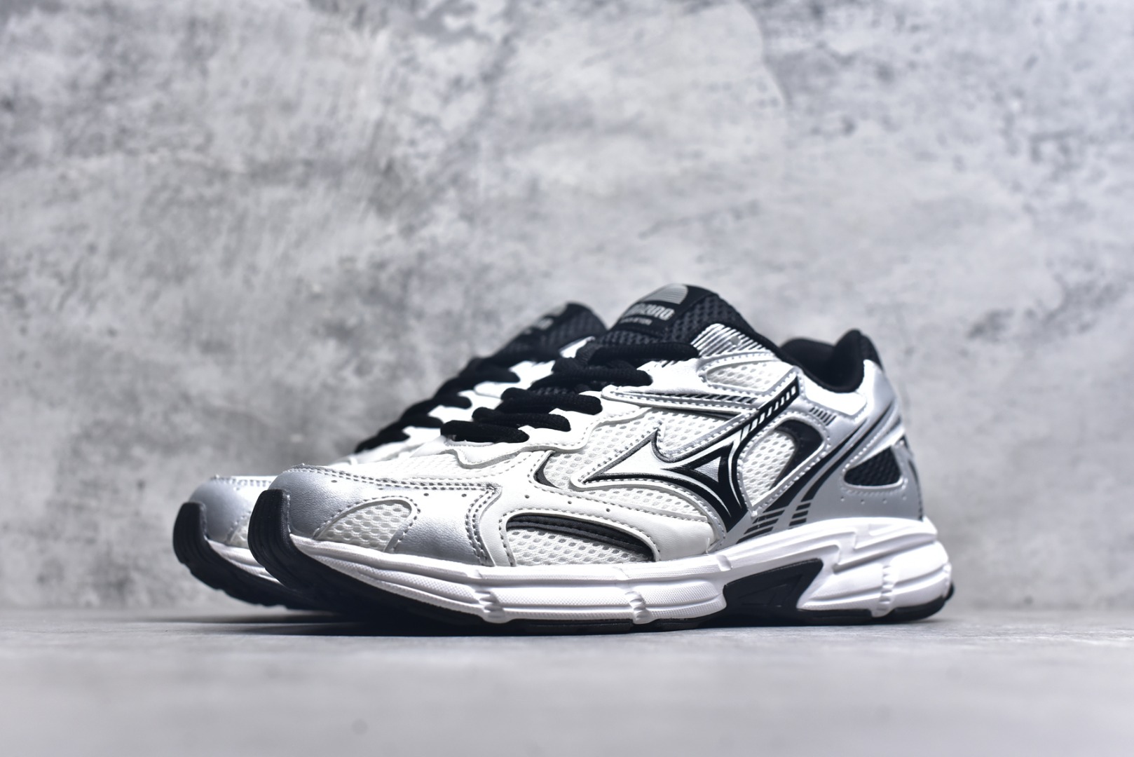 图片[2]-#Mizuno Speed 2K 美津浓复古厚底织物合成革防滑耐磨透气低帮休闲跑步鞋 美津浓（Mizuno）是日本美津浓株式会社于1906年创立的运动品牌，经过一个多世纪的不断努力现已成为世界著名的运动器具、服装和鞋类生产商。美津浓力求服务于各类运动项目，并竭力使运动生活更加愉快和振奋。产品种类齐全，覆盖几乎全部主要运动项目，达到30万多个品类。尺码：36 36.5 37.5 38 38.5 39 40 40.5 41 42 42.5 43 44 44.5 45-选品中心