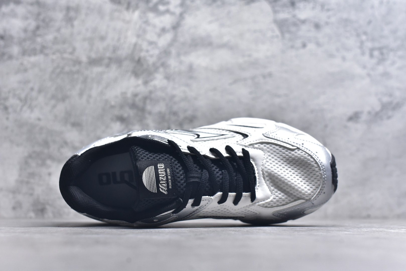 图片[4]-#Mizuno Speed 2K 美津浓复古厚底织物合成革防滑耐磨透气低帮休闲跑步鞋 美津浓（Mizuno）是日本美津浓株式会社于1906年创立的运动品牌，经过一个多世纪的不断努力现已成为世界著名的运动器具、服装和鞋类生产商。美津浓力求服务于各类运动项目，并竭力使运动生活更加愉快和振奋。产品种类齐全，覆盖几乎全部主要运动项目，达到30万多个品类。尺码：36 36.5 37.5 38 38.5 39 40 40.5 41 42 42.5 43 44 44.5 45-选品中心