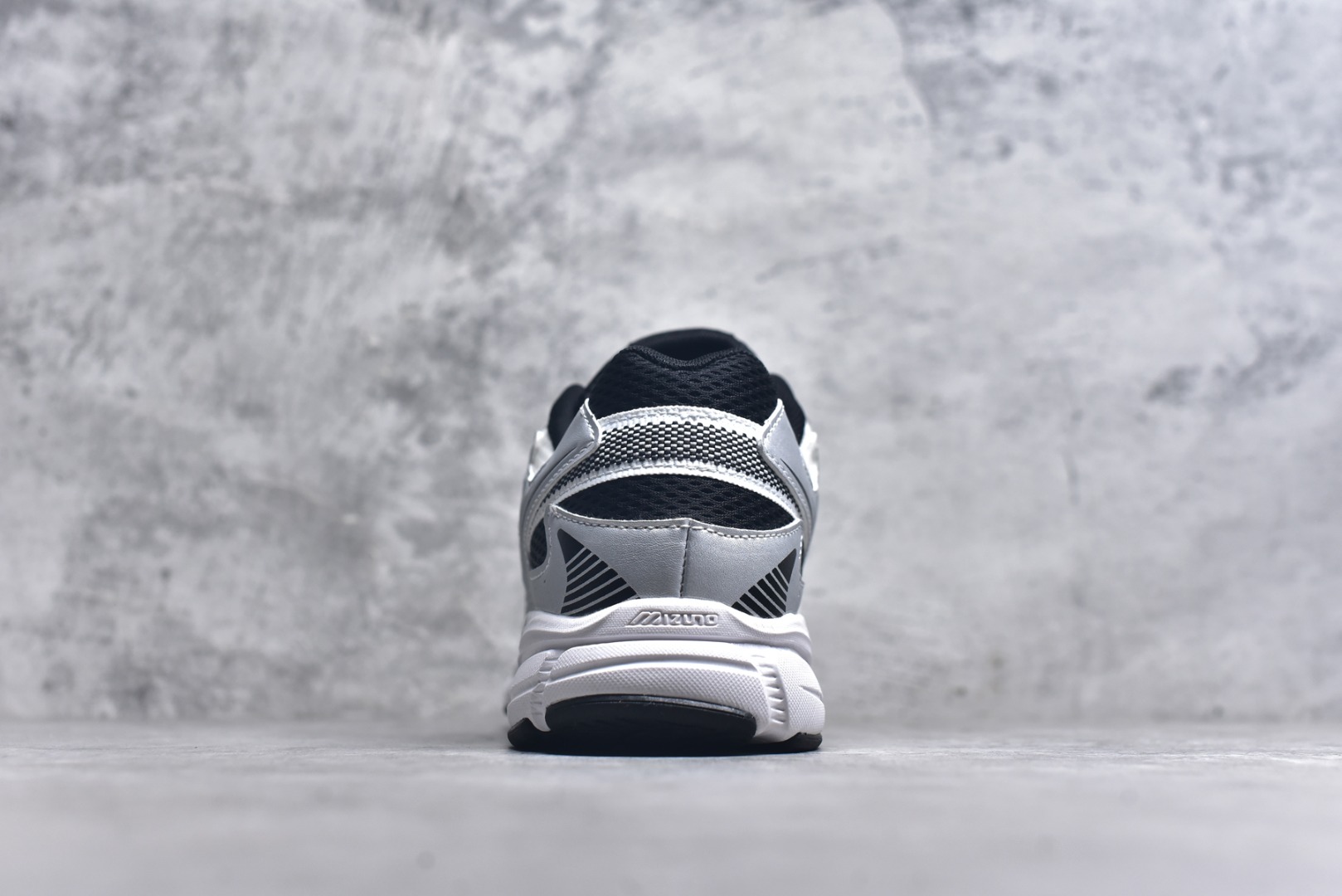 图片[5]-#Mizuno Speed 2K 美津浓复古厚底织物合成革防滑耐磨透气低帮休闲跑步鞋 美津浓（Mizuno）是日本美津浓株式会社于1906年创立的运动品牌，经过一个多世纪的不断努力现已成为世界著名的运动器具、服装和鞋类生产商。美津浓力求服务于各类运动项目，并竭力使运动生活更加愉快和振奋。产品种类齐全，覆盖几乎全部主要运动项目，达到30万多个品类。尺码：36 36.5 37.5 38 38.5 39 40 40.5 41 42 42.5 43 44 44.5 45-选品中心