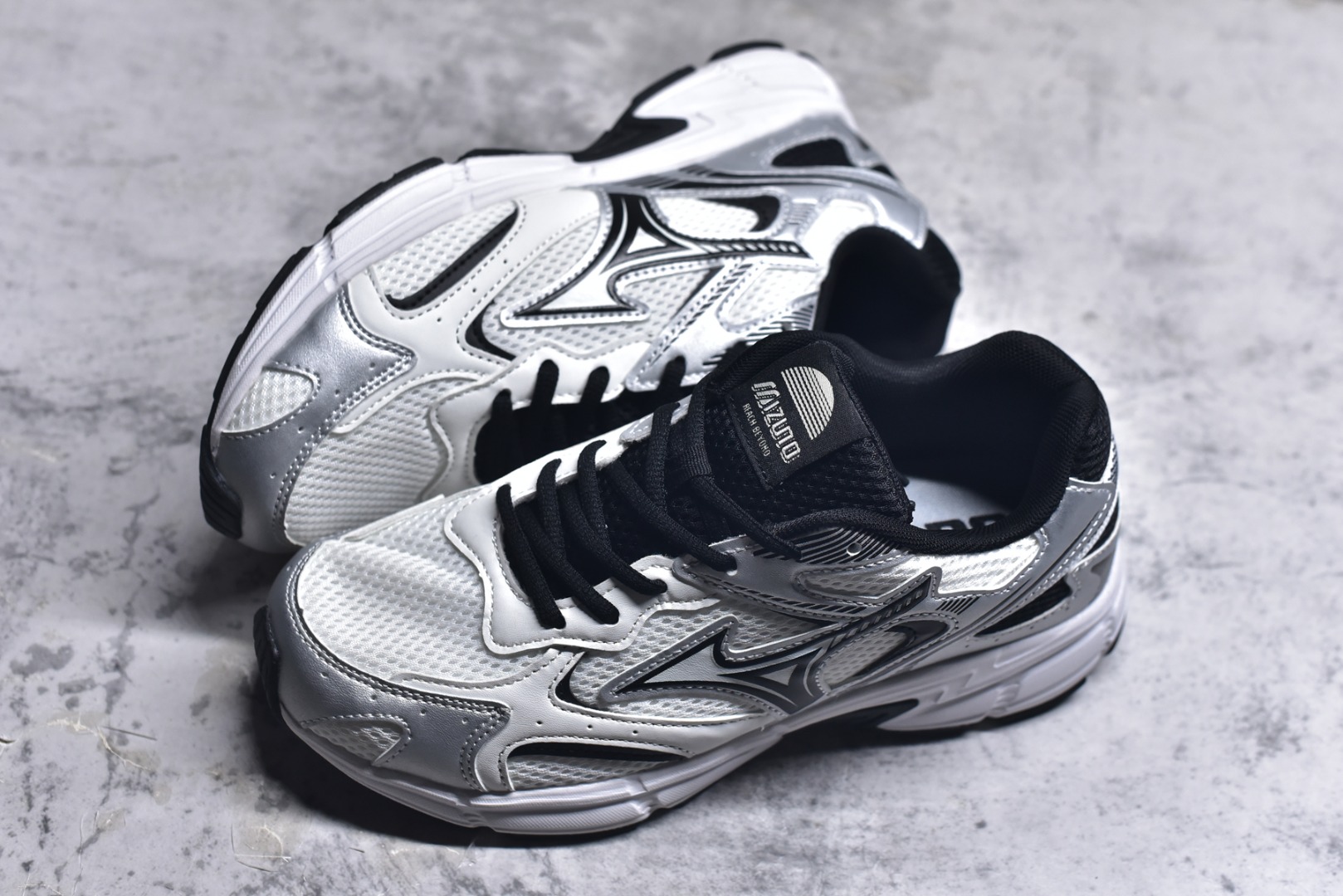 图片[7]-#Mizuno Speed 2K 美津浓复古厚底织物合成革防滑耐磨透气低帮休闲跑步鞋 美津浓（Mizuno）是日本美津浓株式会社于1906年创立的运动品牌，经过一个多世纪的不断努力现已成为世界著名的运动器具、服装和鞋类生产商。美津浓力求服务于各类运动项目，并竭力使运动生活更加愉快和振奋。产品种类齐全，覆盖几乎全部主要运动项目，达到30万多个品类。尺码：36 36.5 37.5 38 38.5 39 40 40.5 41 42 42.5 43 44 44.5 45-选品中心