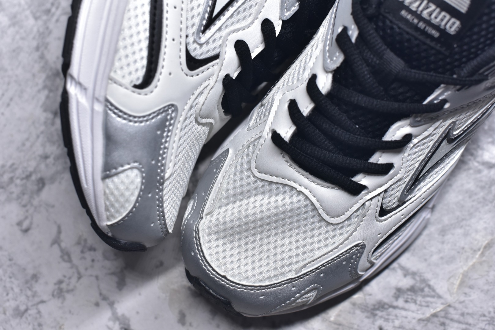 图片[8]-#Mizuno Speed 2K 美津浓复古厚底织物合成革防滑耐磨透气低帮休闲跑步鞋 美津浓（Mizuno）是日本美津浓株式会社于1906年创立的运动品牌，经过一个多世纪的不断努力现已成为世界著名的运动器具、服装和鞋类生产商。美津浓力求服务于各类运动项目，并竭力使运动生活更加愉快和振奋。产品种类齐全，覆盖几乎全部主要运动项目，达到30万多个品类。尺码：36 36.5 37.5 38 38.5 39 40 40.5 41 42 42.5 43 44 44.5 45-选品中心