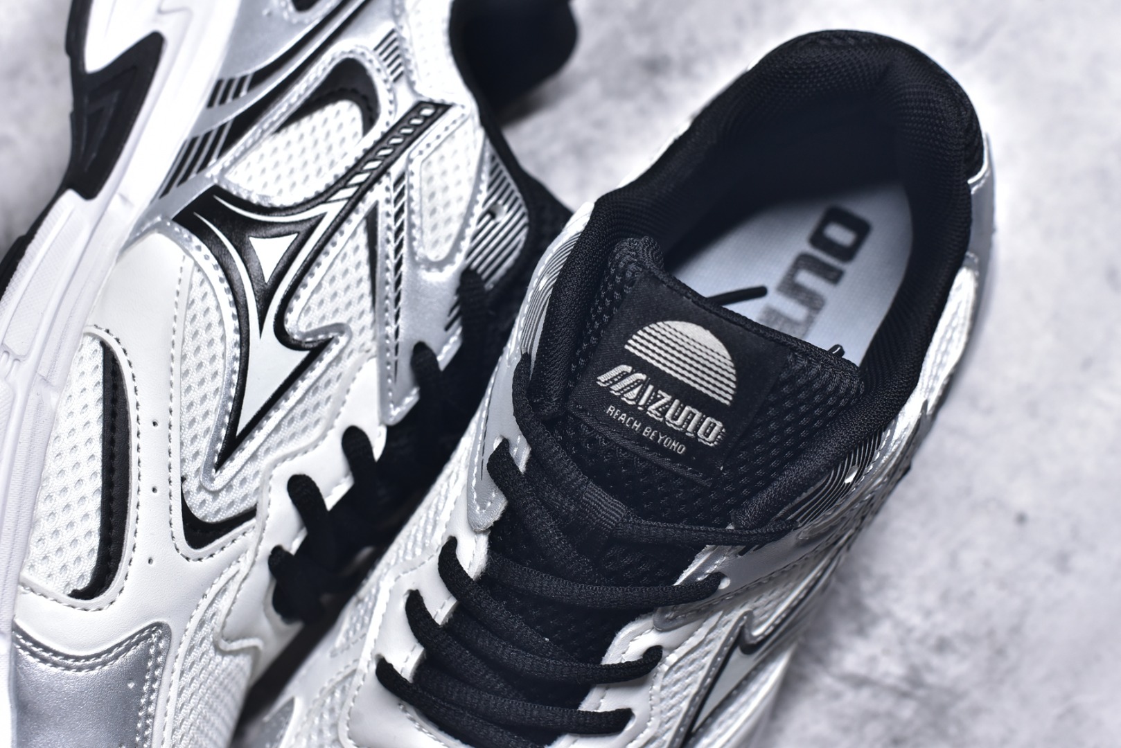 图片[9]-#Mizuno Speed 2K 美津浓复古厚底织物合成革防滑耐磨透气低帮休闲跑步鞋 美津浓（Mizuno）是日本美津浓株式会社于1906年创立的运动品牌，经过一个多世纪的不断努力现已成为世界著名的运动器具、服装和鞋类生产商。美津浓力求服务于各类运动项目，并竭力使运动生活更加愉快和振奋。产品种类齐全，覆盖几乎全部主要运动项目，达到30万多个品类。尺码：36 36.5 37.5 38 38.5 39 40 40.5 41 42 42.5 43 44 44.5 45-选品中心