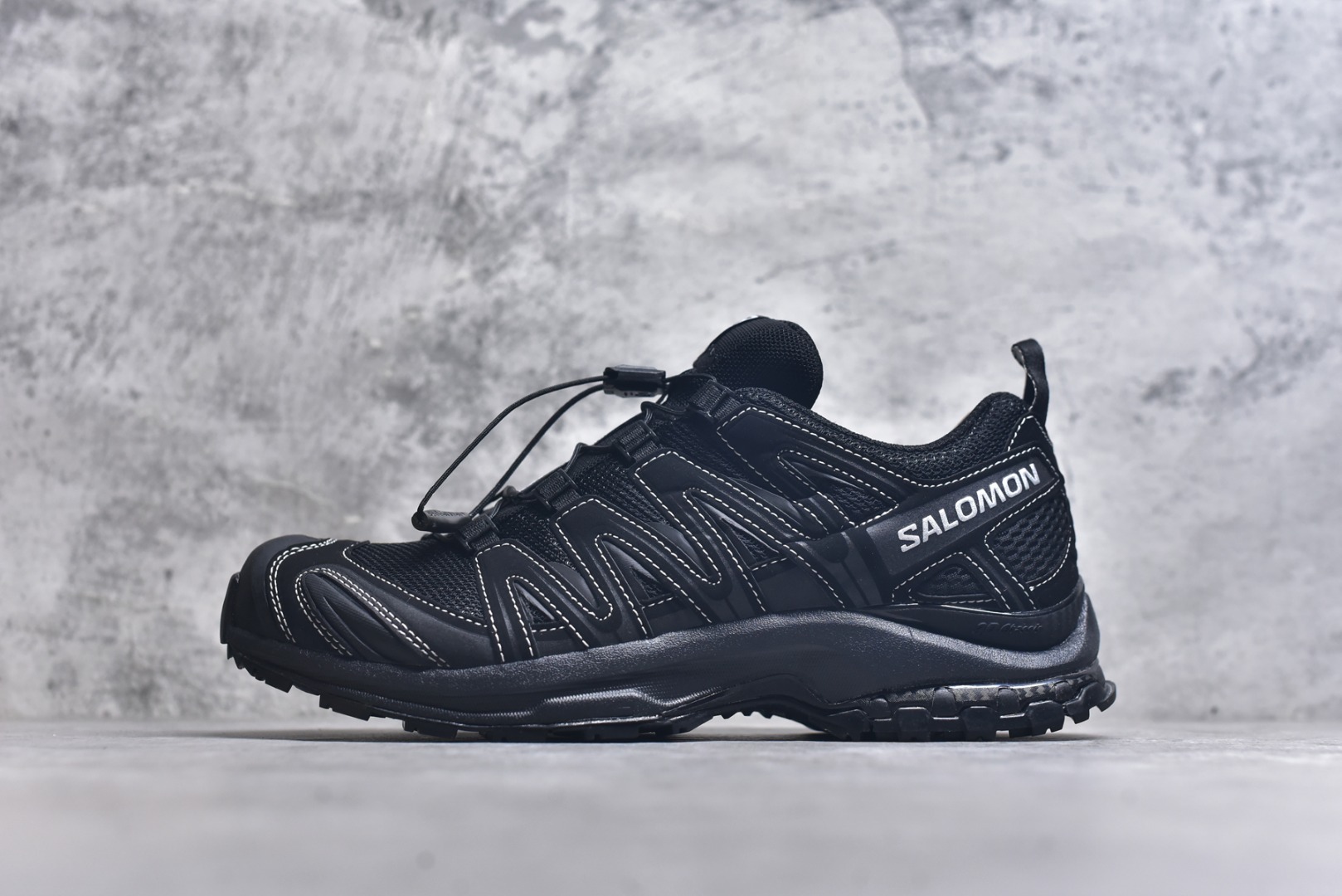 #Salomon XA PRO 3D 萨洛蒙户外越野跑鞋 491274 24 #鞋面采用SENSIFIT贴合技术 全方位贴合包裹脚型 鞋跟部鞋底牵引设计 提供强大的抓地性能 更适应野外崎岖不平的道路 其3D ADVANCED CHASSIS底盘 材料轻量大化 钉齿设计更具稳定性、防护性 鞋底易磨损区运用CONTAGRIP高耐磨材料 应对城市硬质路面长距离跑考验 尺码：36-46-选品中心