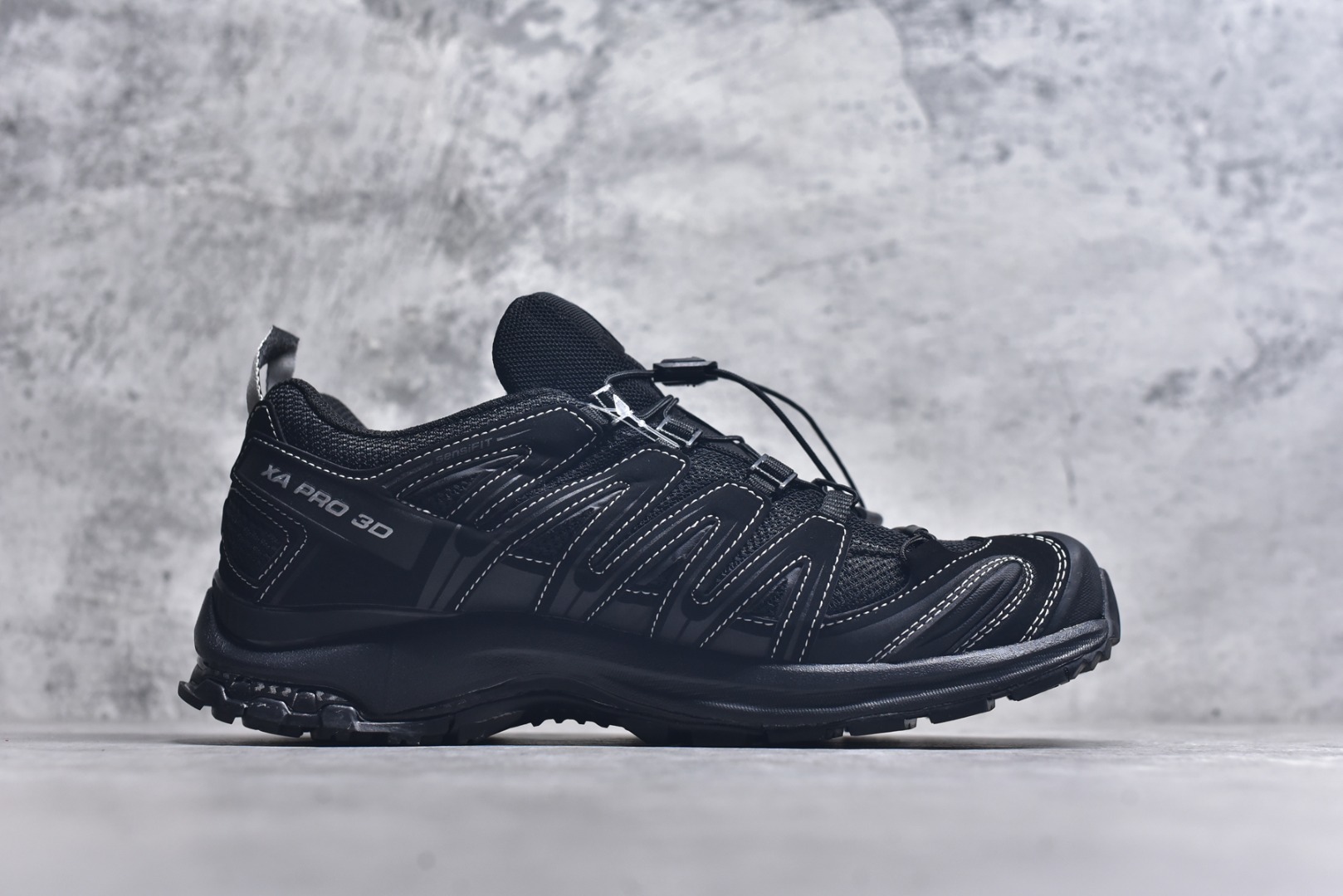 图片[3]-#Salomon XA PRO 3D 萨洛蒙户外越野跑鞋 491274 24 #鞋面采用SENSIFIT贴合技术 全方位贴合包裹脚型 鞋跟部鞋底牵引设计 提供强大的抓地性能 更适应野外崎岖不平的道路 其3D ADVANCED CHASSIS底盘 材料轻量大化 钉齿设计更具稳定性、防护性 鞋底易磨损区运用CONTAGRIP高耐磨材料 应对城市硬质路面长距离跑考验 尺码：36-46-选品中心