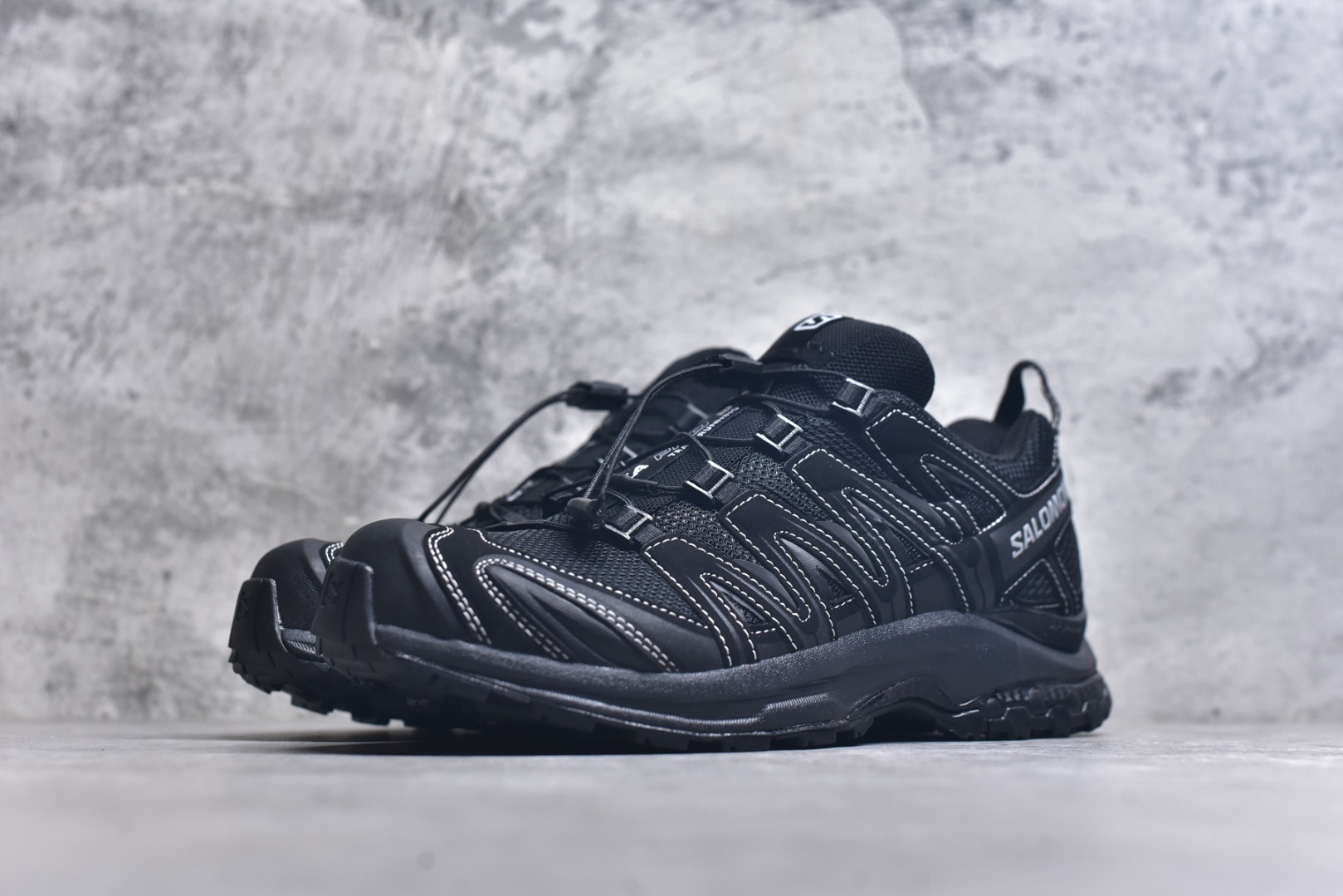 图片[2]-#Salomon XA PRO 3D 萨洛蒙户外越野跑鞋 491274 24 #鞋面采用SENSIFIT贴合技术 全方位贴合包裹脚型 鞋跟部鞋底牵引设计 提供强大的抓地性能 更适应野外崎岖不平的道路 其3D ADVANCED CHASSIS底盘 材料轻量大化 钉齿设计更具稳定性、防护性 鞋底易磨损区运用CONTAGRIP高耐磨材料 应对城市硬质路面长距离跑考验 尺码：36-46-选品中心