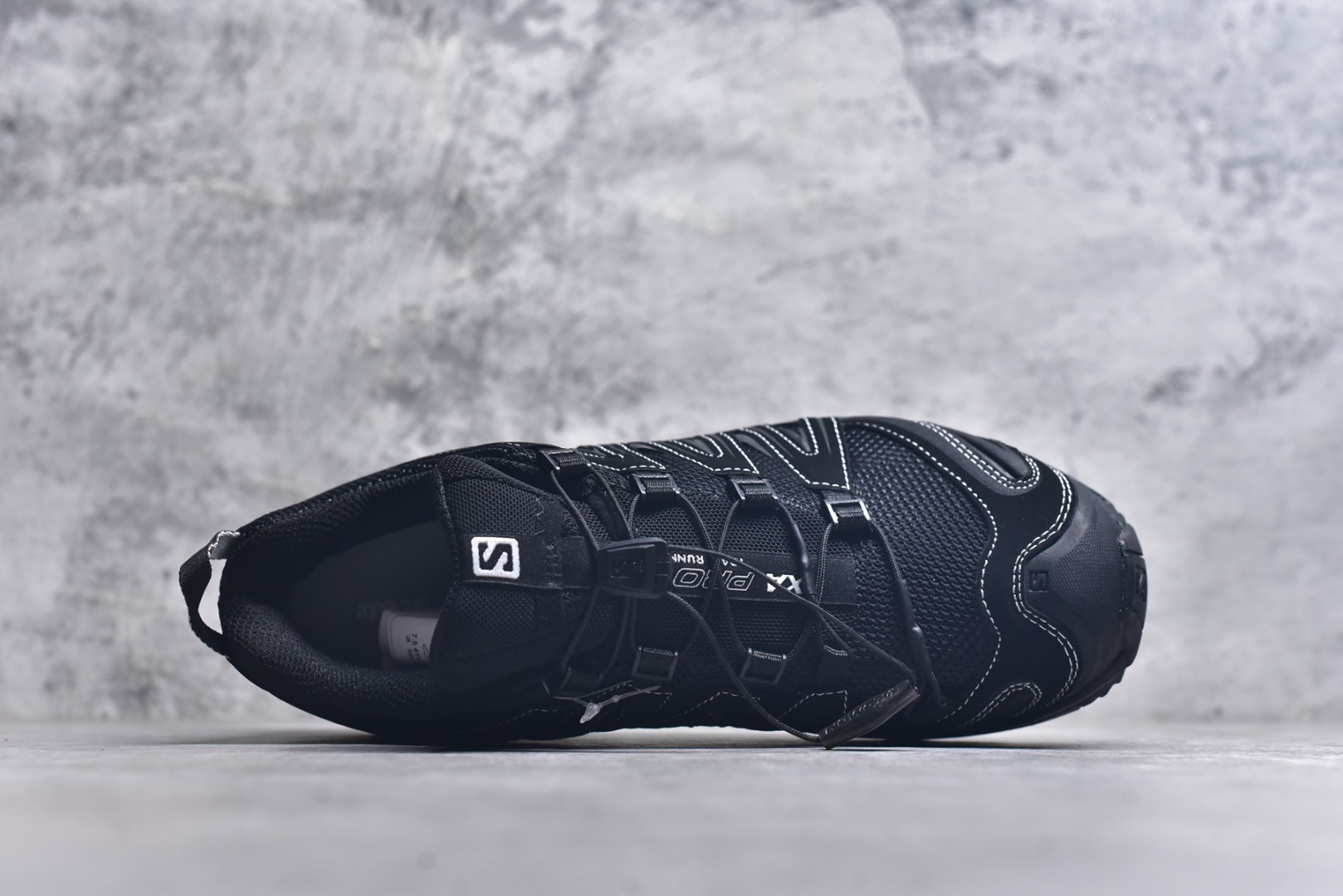 图片[4]-#Salomon XA PRO 3D 萨洛蒙户外越野跑鞋 491274 24 #鞋面采用SENSIFIT贴合技术 全方位贴合包裹脚型 鞋跟部鞋底牵引设计 提供强大的抓地性能 更适应野外崎岖不平的道路 其3D ADVANCED CHASSIS底盘 材料轻量大化 钉齿设计更具稳定性、防护性 鞋底易磨损区运用CONTAGRIP高耐磨材料 应对城市硬质路面长距离跑考验 尺码：36-46-选品中心