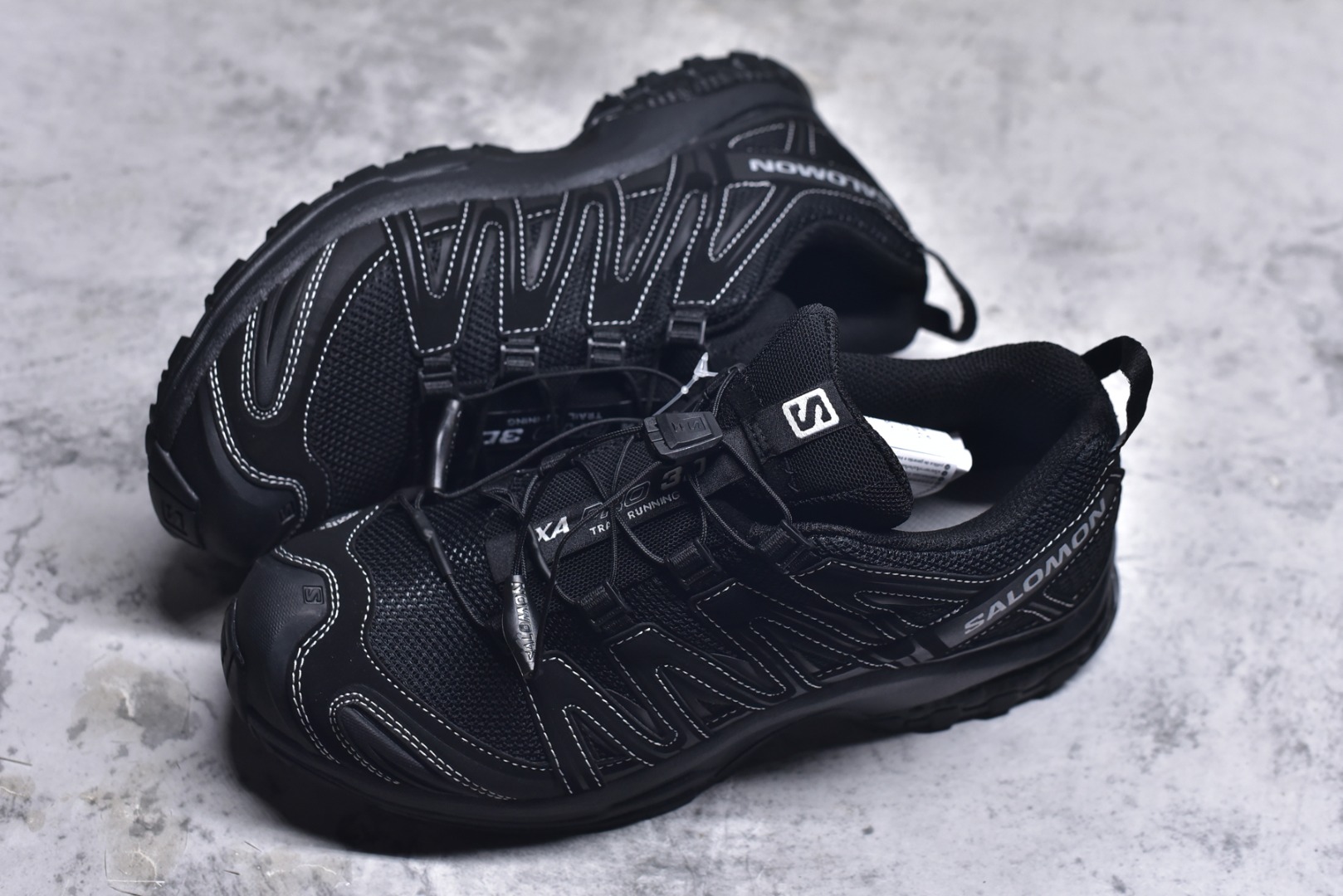 图片[7]-#Salomon XA PRO 3D 萨洛蒙户外越野跑鞋 491274 24 #鞋面采用SENSIFIT贴合技术 全方位贴合包裹脚型 鞋跟部鞋底牵引设计 提供强大的抓地性能 更适应野外崎岖不平的道路 其3D ADVANCED CHASSIS底盘 材料轻量大化 钉齿设计更具稳定性、防护性 鞋底易磨损区运用CONTAGRIP高耐磨材料 应对城市硬质路面长距离跑考验 尺码：36-46-选品中心