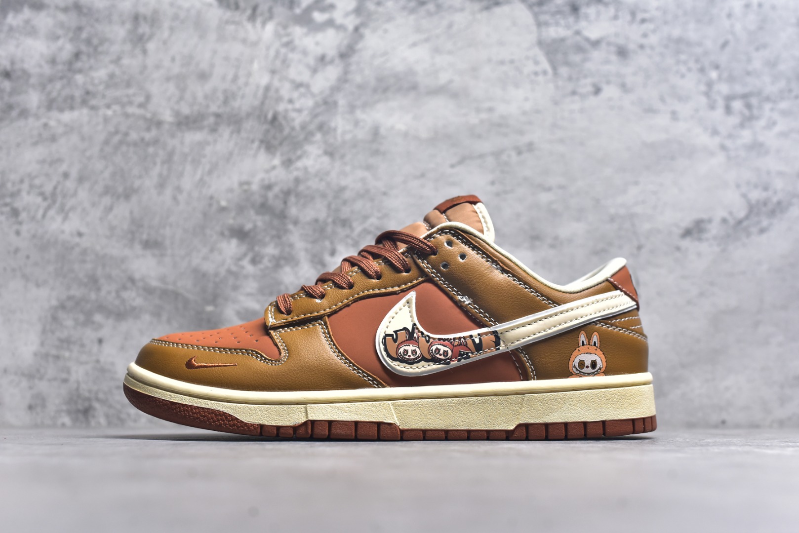 #Nike SB Dunk Low“ 朱砂拉布布” 周年高端定制 低帮休闲板鞋 定制鞋盒 大厂纯原品质出货 超高清洁度 皮料切割干净无任何毛边 细节完美 货号：DG2025-007 尺码：36 36.5 37.5 38 38.5 39 40 40.5 41 42 42.5 43 44 44.5 45-选品中心