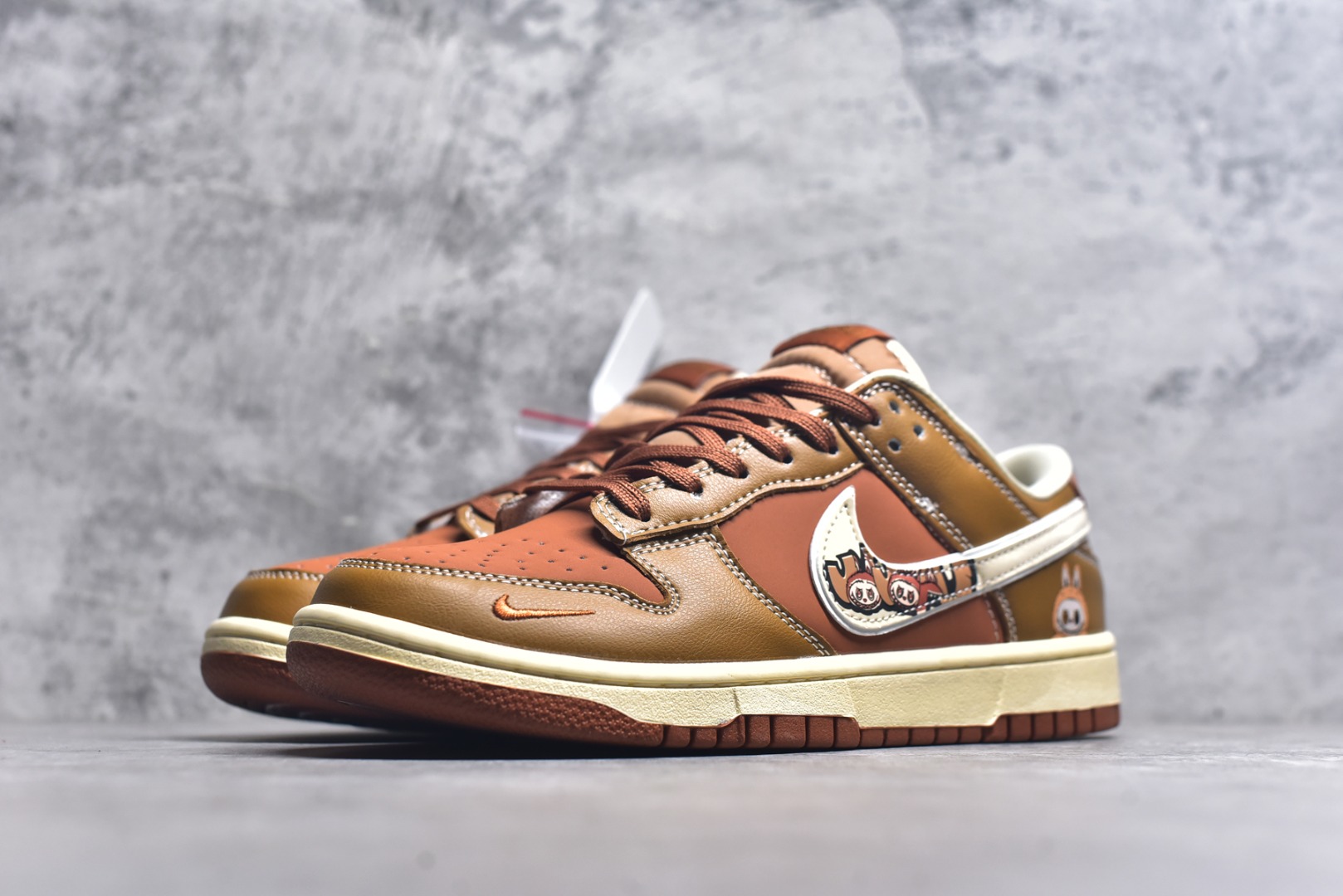 图片[2]-#Nike SB Dunk Low“ 朱砂拉布布” 周年高端定制 低帮休闲板鞋 定制鞋盒 大厂纯原品质出货 超高清洁度 皮料切割干净无任何毛边 细节完美 货号：DG2025-007 尺码：36 36.5 37.5 38 38.5 39 40 40.5 41 42 42.5 43 44 44.5 45-选品中心