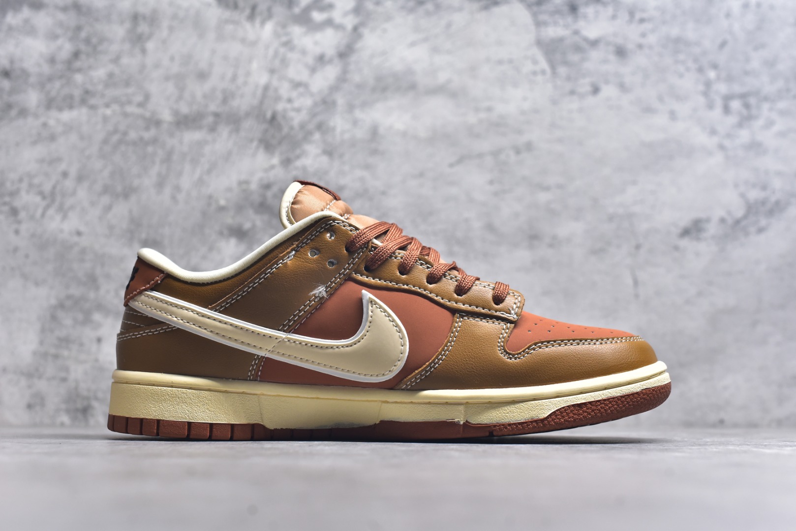 图片[3]-#Nike SB Dunk Low“ 朱砂拉布布” 周年高端定制 低帮休闲板鞋 定制鞋盒 大厂纯原品质出货 超高清洁度 皮料切割干净无任何毛边 细节完美 货号：DG2025-007 尺码：36 36.5 37.5 38 38.5 39 40 40.5 41 42 42.5 43 44 44.5 45-选品中心