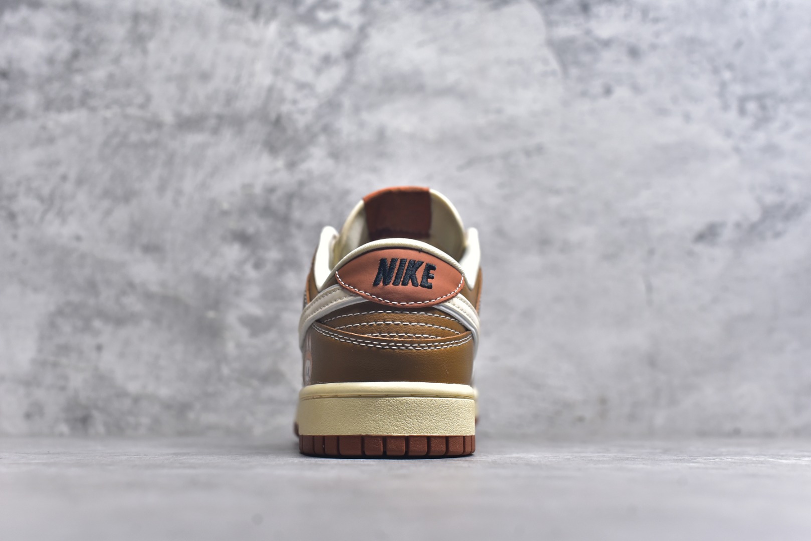 图片[5]-#Nike SB Dunk Low“ 朱砂拉布布” 周年高端定制 低帮休闲板鞋 定制鞋盒 大厂纯原品质出货 超高清洁度 皮料切割干净无任何毛边 细节完美 货号：DG2025-007 尺码：36 36.5 37.5 38 38.5 39 40 40.5 41 42 42.5 43 44 44.5 45-选品中心