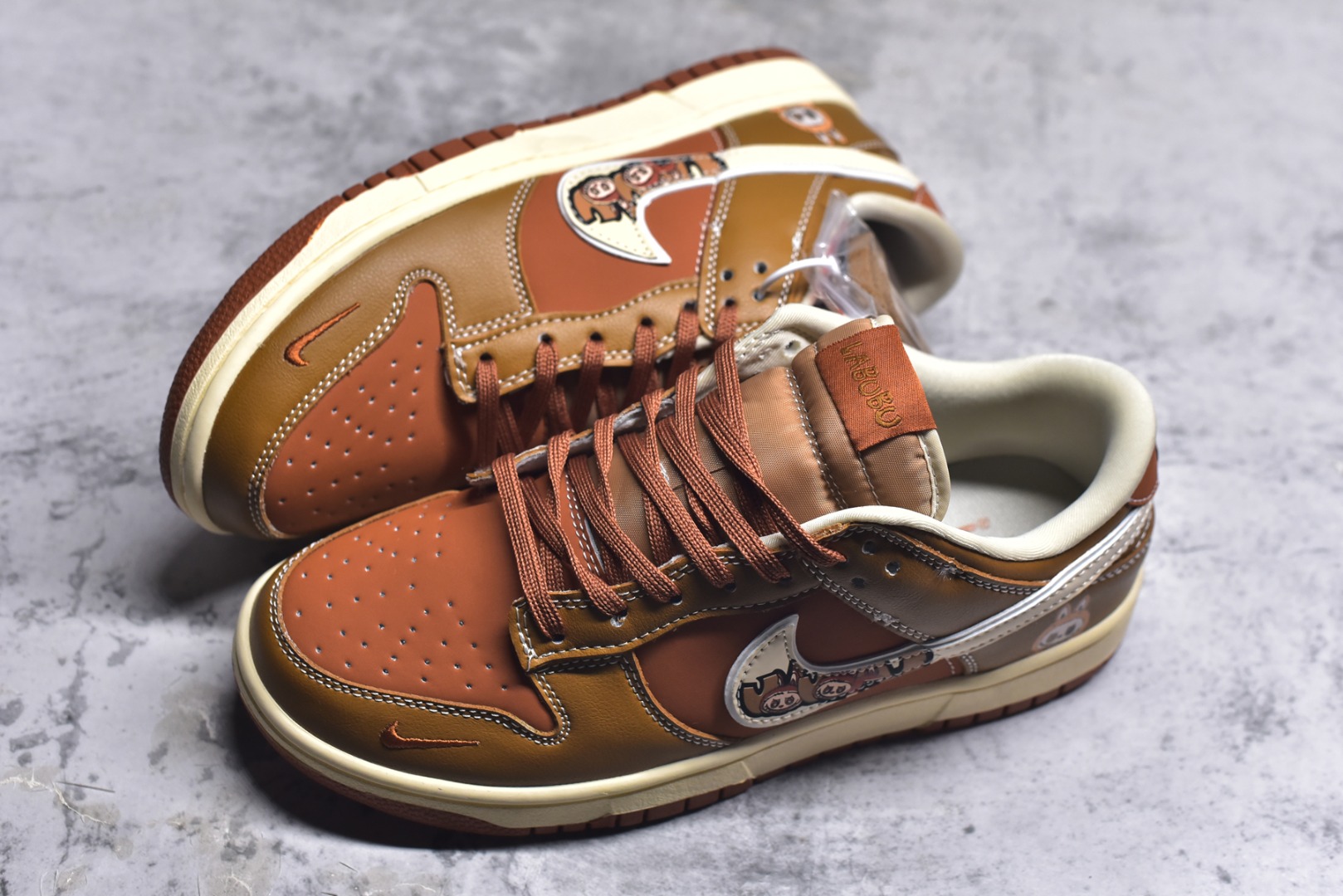 图片[7]-#Nike SB Dunk Low“ 朱砂拉布布” 周年高端定制 低帮休闲板鞋 定制鞋盒 大厂纯原品质出货 超高清洁度 皮料切割干净无任何毛边 细节完美 货号：DG2025-007 尺码：36 36.5 37.5 38 38.5 39 40 40.5 41 42 42.5 43 44 44.5 45-选品中心