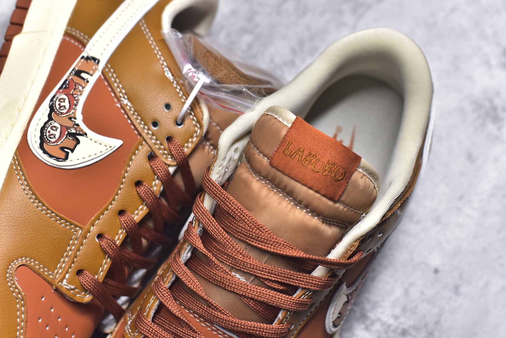 图片[9]-#Nike SB Dunk Low“ 朱砂拉布布” 周年高端定制 低帮休闲板鞋 定制鞋盒 大厂纯原品质出货 超高清洁度 皮料切割干净无任何毛边 细节完美 货号：DG2025-007 尺码：36 36.5 37.5 38 38.5 39 40 40.5 41 42 42.5 43 44 44.5 45-选品中心