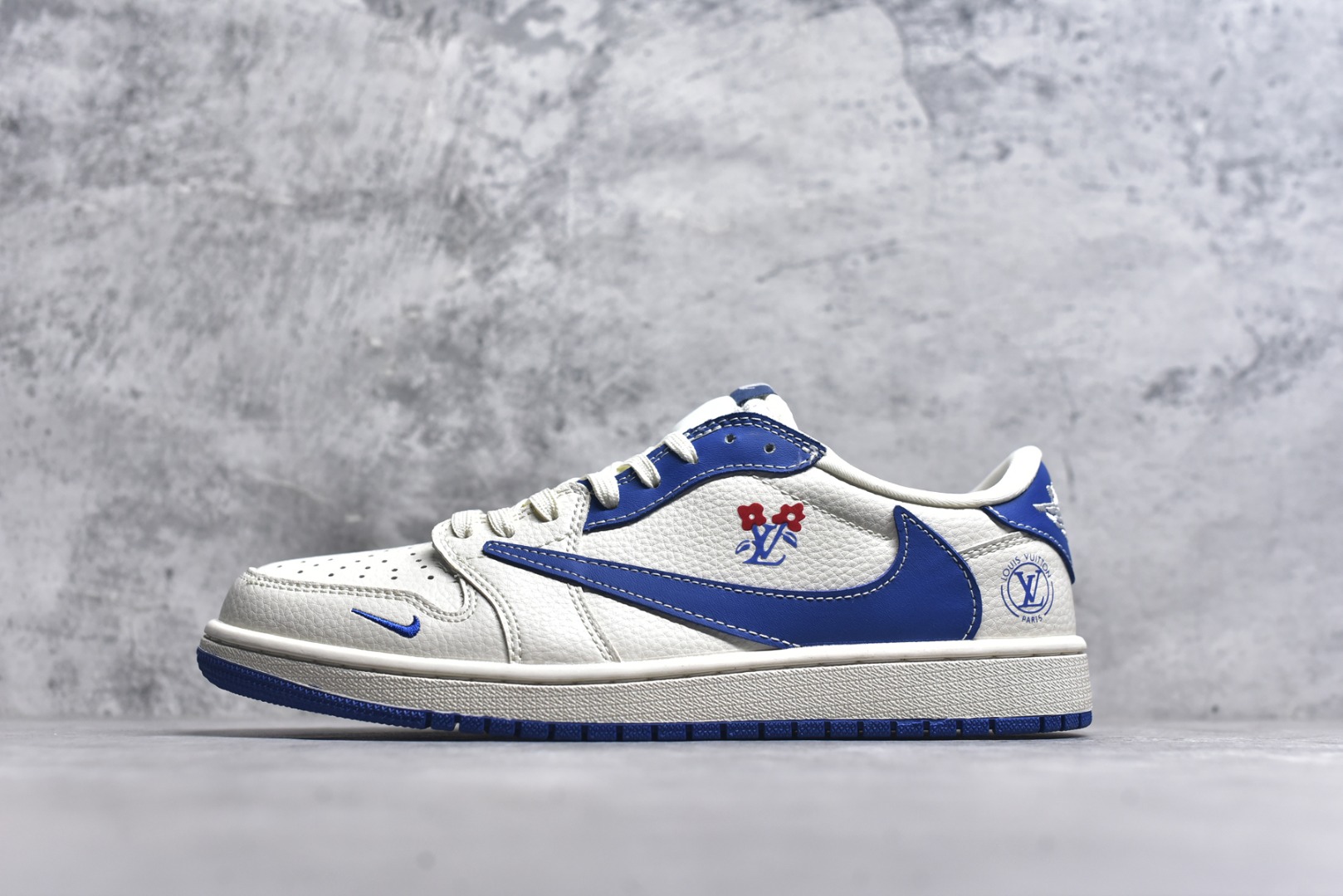#Travis Scott x Fragment Design x Air Jordan 1 Low OG SP AJ1 乔1 LV联名 白蓝花饰 低帮文化休闲板鞋 LD2028-042 #多方联名合作融合了Travis Scott 独特的音乐风格，藤原浩个性的设计风格以及Jordan品牌的经典元素 使其成为一双具有独特身份和价值的鞋子 清新而立体的外观加上联名标识更突出了其独特身份 这种配色方案显示出活力和时尚感 在视觉上引人注目 鞋身的质感和细腻的细节处理使其显得高端而格调十足 这款“倒钩”联名是设计与创意完美结合 融合多方的个性风格是一款备受瞩目的潮流鞋款 尺码：36 36.5 37.5 38 38.5 39 40 40.5 41 42 42.5 43 44 44.5 45 9.E5-选品中心