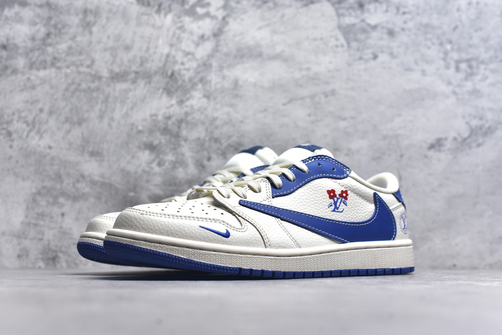 图片[2]-#Travis Scott x Fragment Design x Air Jordan 1 Low OG SP AJ1 乔1 LV联名 白蓝花饰 低帮文化休闲板鞋 LD2028-042 #多方联名合作融合了Travis Scott 独特的音乐风格，藤原浩个性的设计风格以及Jordan品牌的经典元素 使其成为一双具有独特身份和价值的鞋子 清新而立体的外观加上联名标识更突出了其独特身份 这种配色方案显示出活力和时尚感 在视觉上引人注目 鞋身的质感和细腻的细节处理使其显得高端而格调十足 这款“倒钩”联名是设计与创意完美结合 融合多方的个性风格是一款备受瞩目的潮流鞋款 尺码：36 36.5 37.5 38 38.5 39 40 40.5 41 42 42.5 43 44 44.5 45 9.E5-选品中心