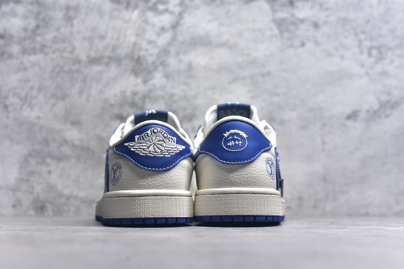 图片[5]-#Travis Scott x Fragment Design x Air Jordan 1 Low OG SP AJ1 乔1 LV联名 白蓝花饰 低帮文化休闲板鞋 LD2028-042 #多方联名合作融合了Travis Scott 独特的音乐风格，藤原浩个性的设计风格以及Jordan品牌的经典元素 使其成为一双具有独特身份和价值的鞋子 清新而立体的外观加上联名标识更突出了其独特身份 这种配色方案显示出活力和时尚感 在视觉上引人注目 鞋身的质感和细腻的细节处理使其显得高端而格调十足 这款“倒钩”联名是设计与创意完美结合 融合多方的个性风格是一款备受瞩目的潮流鞋款 尺码：36 36.5 37.5 38 38.5 39 40 40.5 41 42 42.5 43 44 44.5 45 9.E5-选品中心