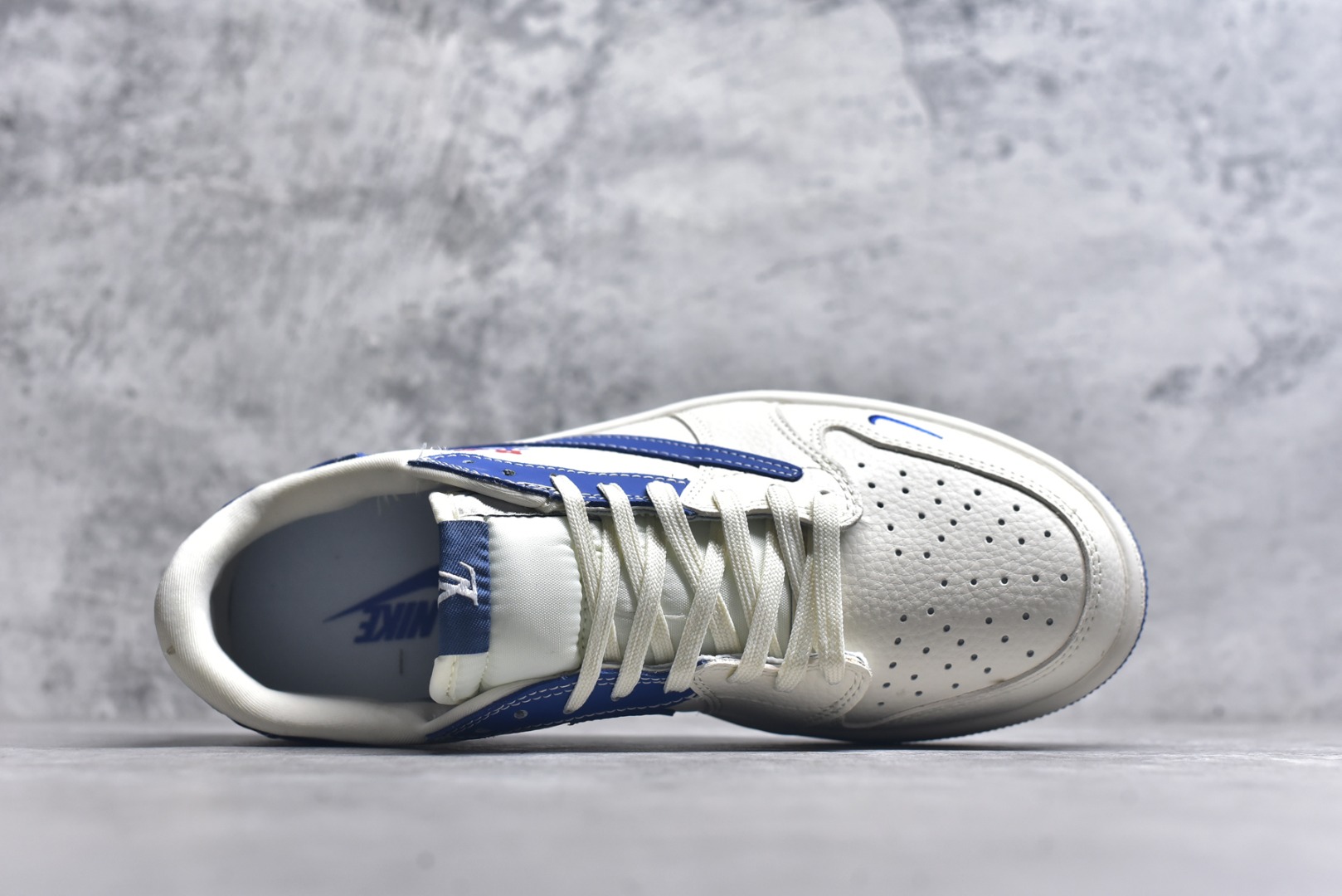 图片[4]-#Travis Scott x Fragment Design x Air Jordan 1 Low OG SP AJ1 乔1 LV联名 白蓝花饰 低帮文化休闲板鞋 LD2028-042 #多方联名合作融合了Travis Scott 独特的音乐风格，藤原浩个性的设计风格以及Jordan品牌的经典元素 使其成为一双具有独特身份和价值的鞋子 清新而立体的外观加上联名标识更突出了其独特身份 这种配色方案显示出活力和时尚感 在视觉上引人注目 鞋身的质感和细腻的细节处理使其显得高端而格调十足 这款“倒钩”联名是设计与创意完美结合 融合多方的个性风格是一款备受瞩目的潮流鞋款 尺码：36 36.5 37.5 38 38.5 39 40 40.5 41 42 42.5 43 44 44.5 45 9.E5-选品中心