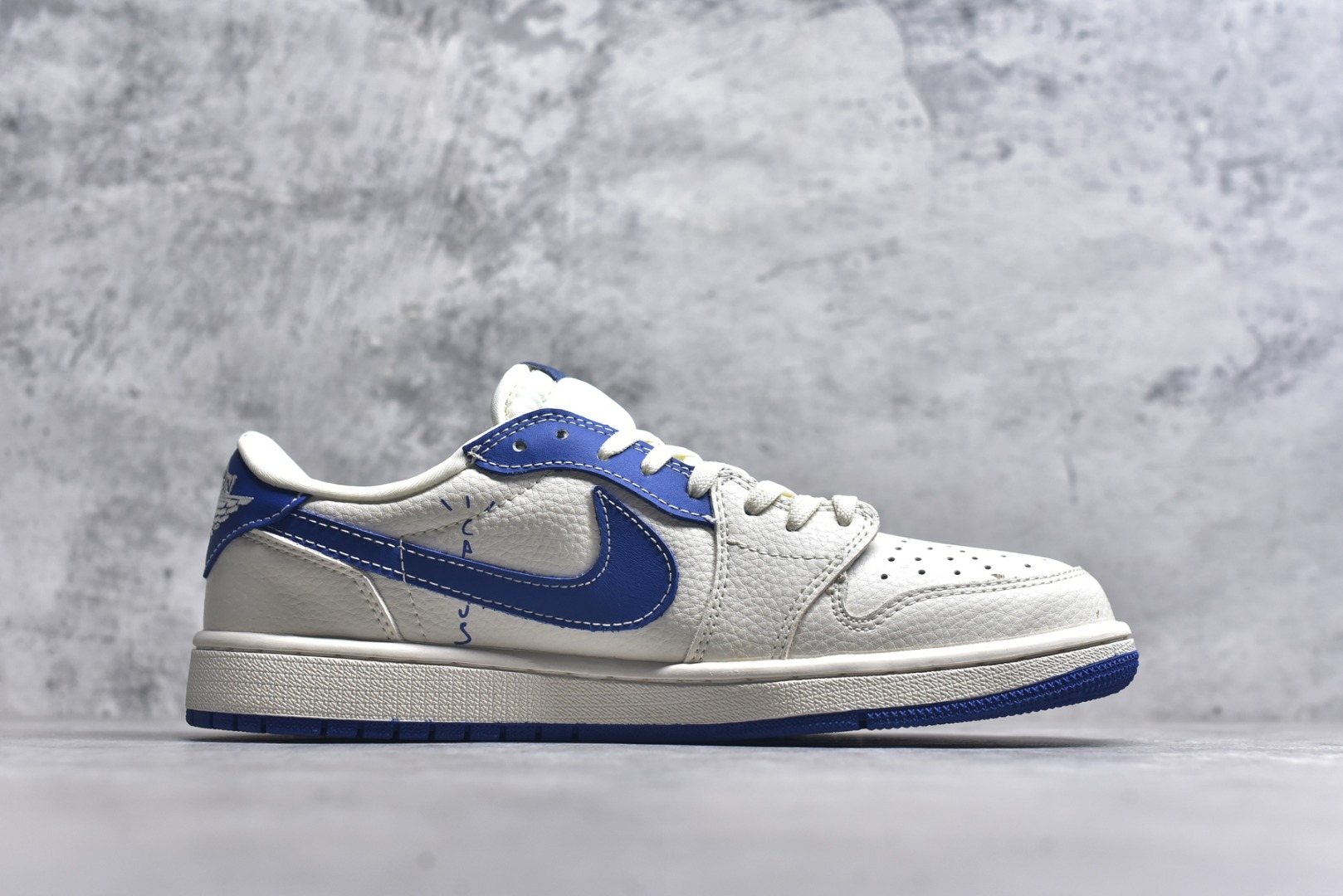 图片[3]-#Travis Scott x Fragment Design x Air Jordan 1 Low OG SP AJ1 乔1 LV联名 白蓝花饰 低帮文化休闲板鞋 LD2028-042 #多方联名合作融合了Travis Scott 独特的音乐风格，藤原浩个性的设计风格以及Jordan品牌的经典元素 使其成为一双具有独特身份和价值的鞋子 清新而立体的外观加上联名标识更突出了其独特身份 这种配色方案显示出活力和时尚感 在视觉上引人注目 鞋身的质感和细腻的细节处理使其显得高端而格调十足 这款“倒钩”联名是设计与创意完美结合 融合多方的个性风格是一款备受瞩目的潮流鞋款 尺码：36 36.5 37.5 38 38.5 39 40 40.5 41 42 42.5 43 44 44.5 45 9.E5-选品中心