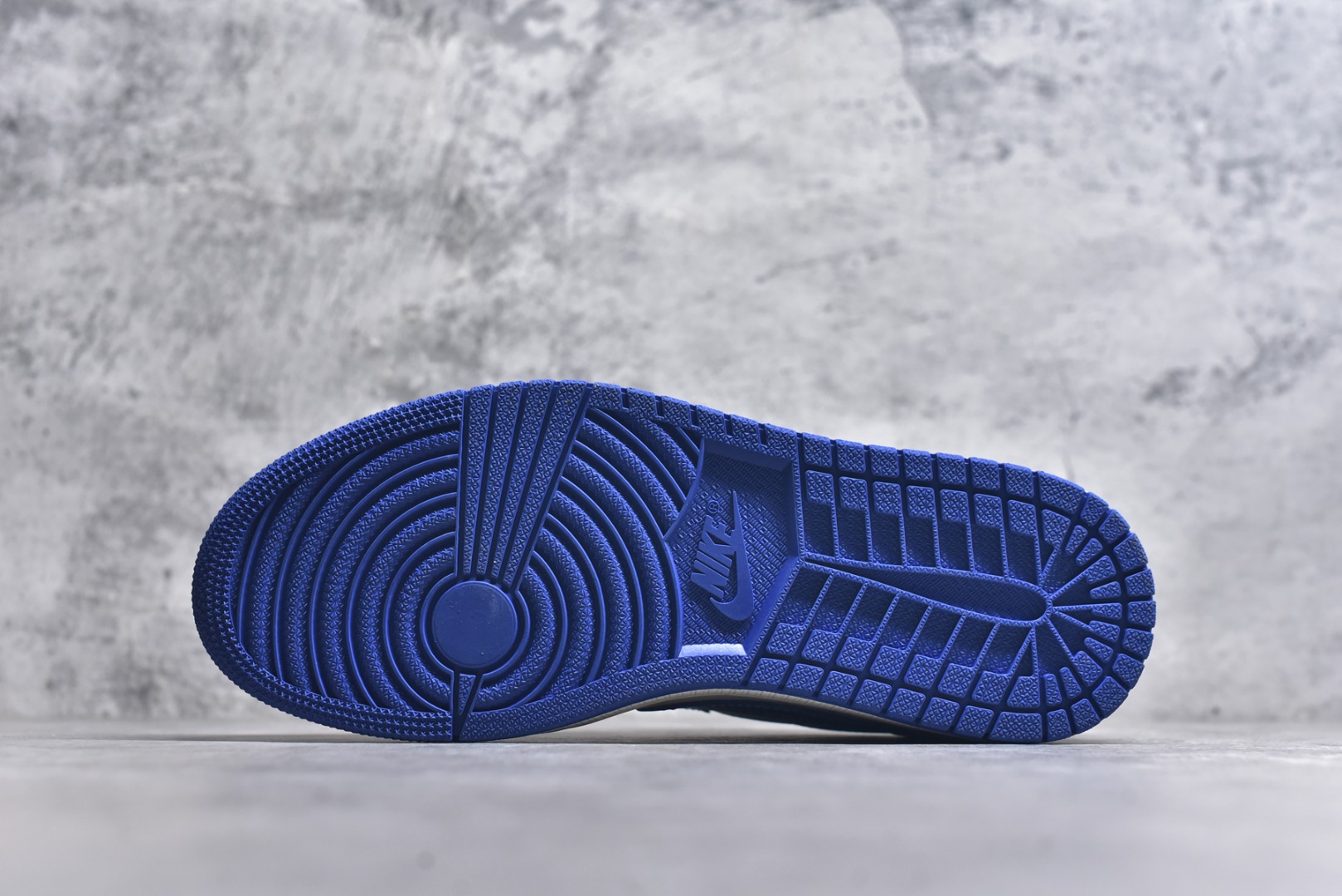 图片[6]-#Travis Scott x Fragment Design x Air Jordan 1 Low OG SP AJ1 乔1 LV联名 白蓝花饰 低帮文化休闲板鞋 LD2028-042 #多方联名合作融合了Travis Scott 独特的音乐风格，藤原浩个性的设计风格以及Jordan品牌的经典元素 使其成为一双具有独特身份和价值的鞋子 清新而立体的外观加上联名标识更突出了其独特身份 这种配色方案显示出活力和时尚感 在视觉上引人注目 鞋身的质感和细腻的细节处理使其显得高端而格调十足 这款“倒钩”联名是设计与创意完美结合 融合多方的个性风格是一款备受瞩目的潮流鞋款 尺码：36 36.5 37.5 38 38.5 39 40 40.5 41 42 42.5 43 44 44.5 45 9.E5-选品中心