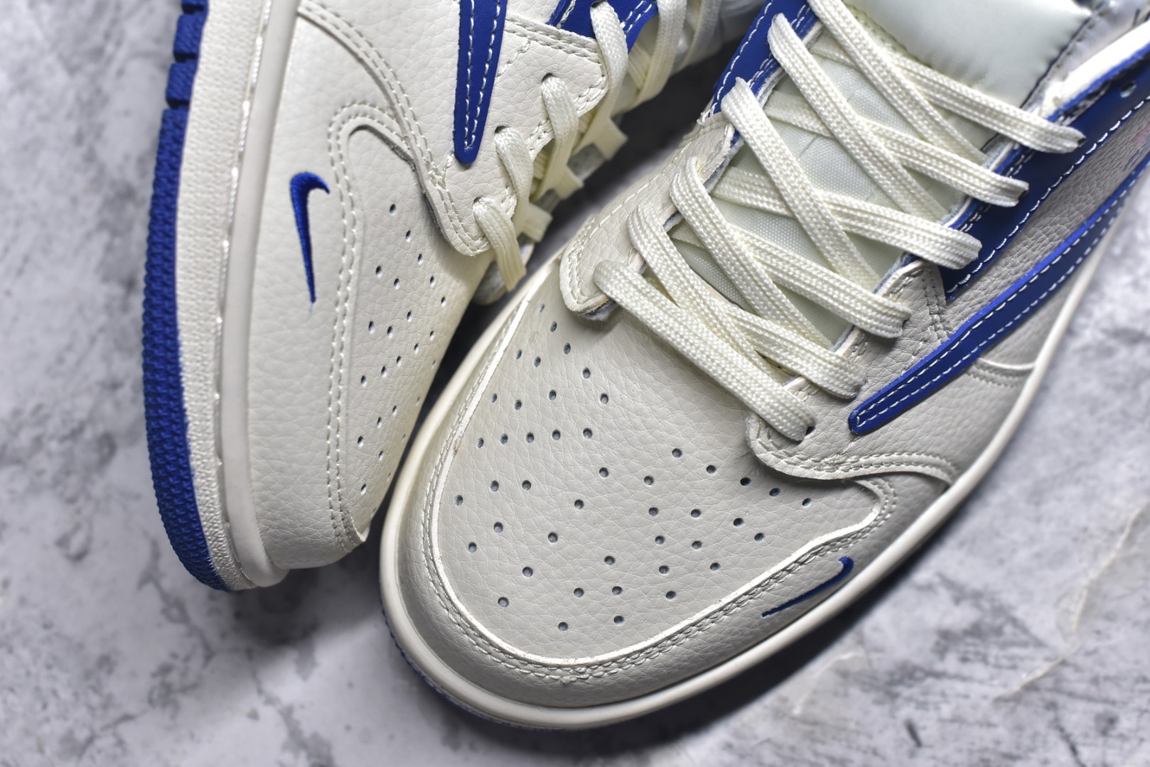 图片[8]-#Travis Scott x Fragment Design x Air Jordan 1 Low OG SP AJ1 乔1 LV联名 白蓝花饰 低帮文化休闲板鞋 LD2028-042 #多方联名合作融合了Travis Scott 独特的音乐风格，藤原浩个性的设计风格以及Jordan品牌的经典元素 使其成为一双具有独特身份和价值的鞋子 清新而立体的外观加上联名标识更突出了其独特身份 这种配色方案显示出活力和时尚感 在视觉上引人注目 鞋身的质感和细腻的细节处理使其显得高端而格调十足 这款“倒钩”联名是设计与创意完美结合 融合多方的个性风格是一款备受瞩目的潮流鞋款 尺码：36 36.5 37.5 38 38.5 39 40 40.5 41 42 42.5 43 44 44.5 45 9.E5-选品中心