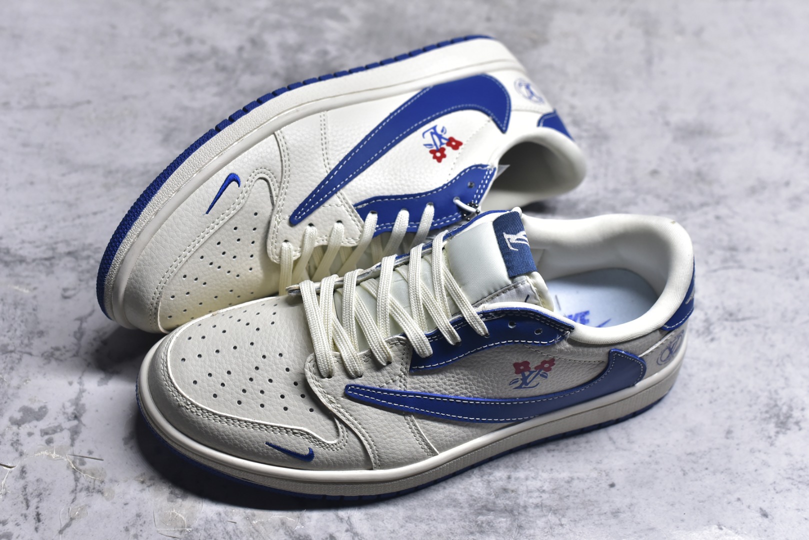图片[7]-#Travis Scott x Fragment Design x Air Jordan 1 Low OG SP AJ1 乔1 LV联名 白蓝花饰 低帮文化休闲板鞋 LD2028-042 #多方联名合作融合了Travis Scott 独特的音乐风格，藤原浩个性的设计风格以及Jordan品牌的经典元素 使其成为一双具有独特身份和价值的鞋子 清新而立体的外观加上联名标识更突出了其独特身份 这种配色方案显示出活力和时尚感 在视觉上引人注目 鞋身的质感和细腻的细节处理使其显得高端而格调十足 这款“倒钩”联名是设计与创意完美结合 融合多方的个性风格是一款备受瞩目的潮流鞋款 尺码：36 36.5 37.5 38 38.5 39 40 40.5 41 42 42.5 43 44 44.5 45 9.E5-选品中心