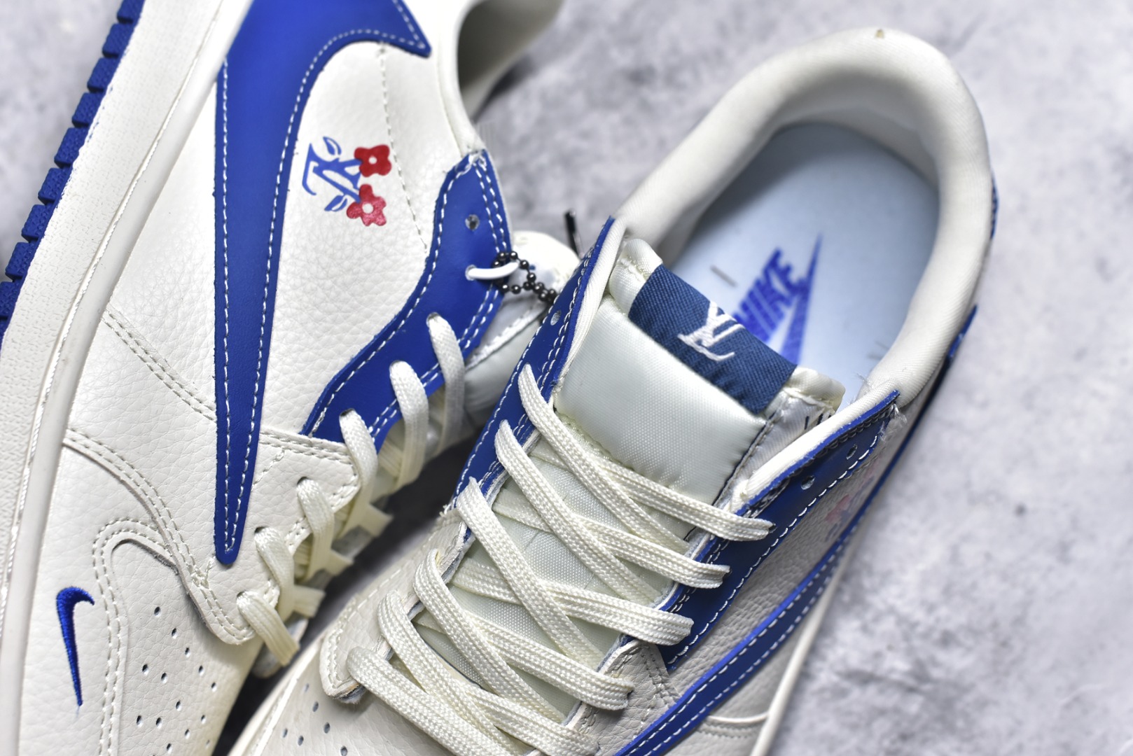 图片[9]-#Travis Scott x Fragment Design x Air Jordan 1 Low OG SP AJ1 乔1 LV联名 白蓝花饰 低帮文化休闲板鞋 LD2028-042 #多方联名合作融合了Travis Scott 独特的音乐风格，藤原浩个性的设计风格以及Jordan品牌的经典元素 使其成为一双具有独特身份和价值的鞋子 清新而立体的外观加上联名标识更突出了其独特身份 这种配色方案显示出活力和时尚感 在视觉上引人注目 鞋身的质感和细腻的细节处理使其显得高端而格调十足 这款“倒钩”联名是设计与创意完美结合 融合多方的个性风格是一款备受瞩目的潮流鞋款 尺码：36 36.5 37.5 38 38.5 39 40 40.5 41 42 42.5 43 44 44.5 45 9.E5-选品中心