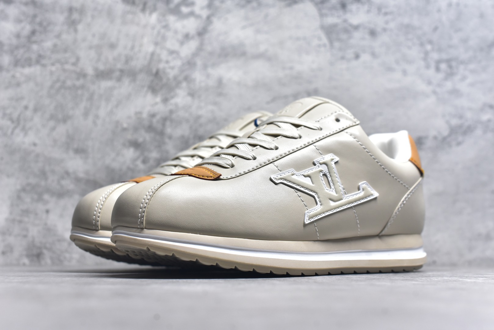 图片[2]-#1AIKDJ 当季新款 LV BUTTERSOFT 运动鞋 本款 LV Buttersoft 运动鞋出自路易威登男装创意总监 Pharrell Williams 之手，致敬运动鞋首登时尚舞台的 1960 年代。羊皮革、牛皮革和衬垫鞋面带来柔软舒适的穿着体验，LV 字母、路易威登皮具元素、Pharrell Williams 肖像和龙虾图案压纹呼应 2025 秋冬男士秀场主题。 羊皮革 / 素面牛皮革 鞋带 路易威登元素 手缝鞋面 EVA 外底饰有品牌元素 尺码：40 41 42 43 44 45-选品中心
